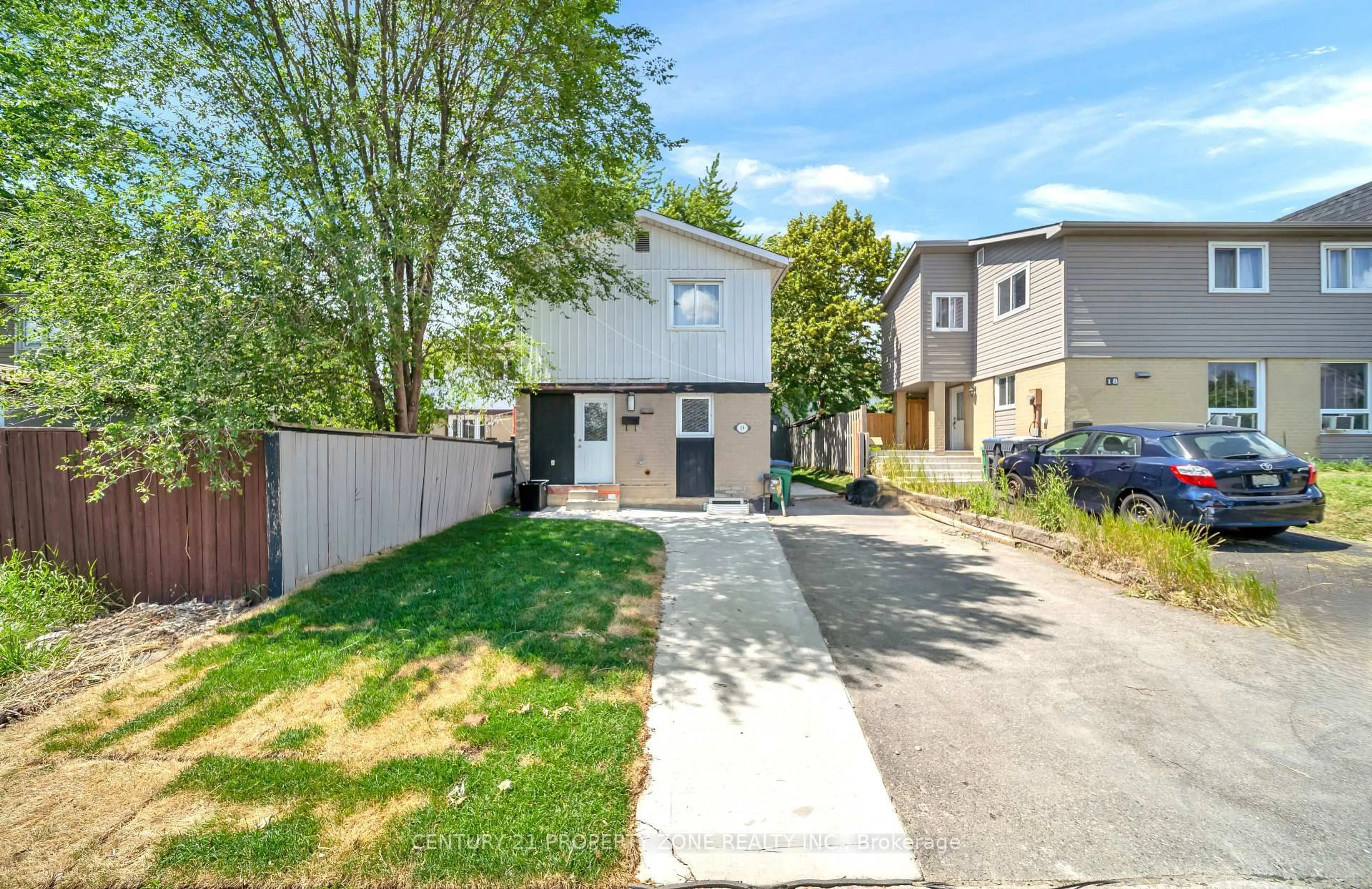 A pic from outside/outdoor area/front of a property/back of a property/a pic from drone, street for 19 Horseshoe Crt, Brampton Ontario L6S 1S1