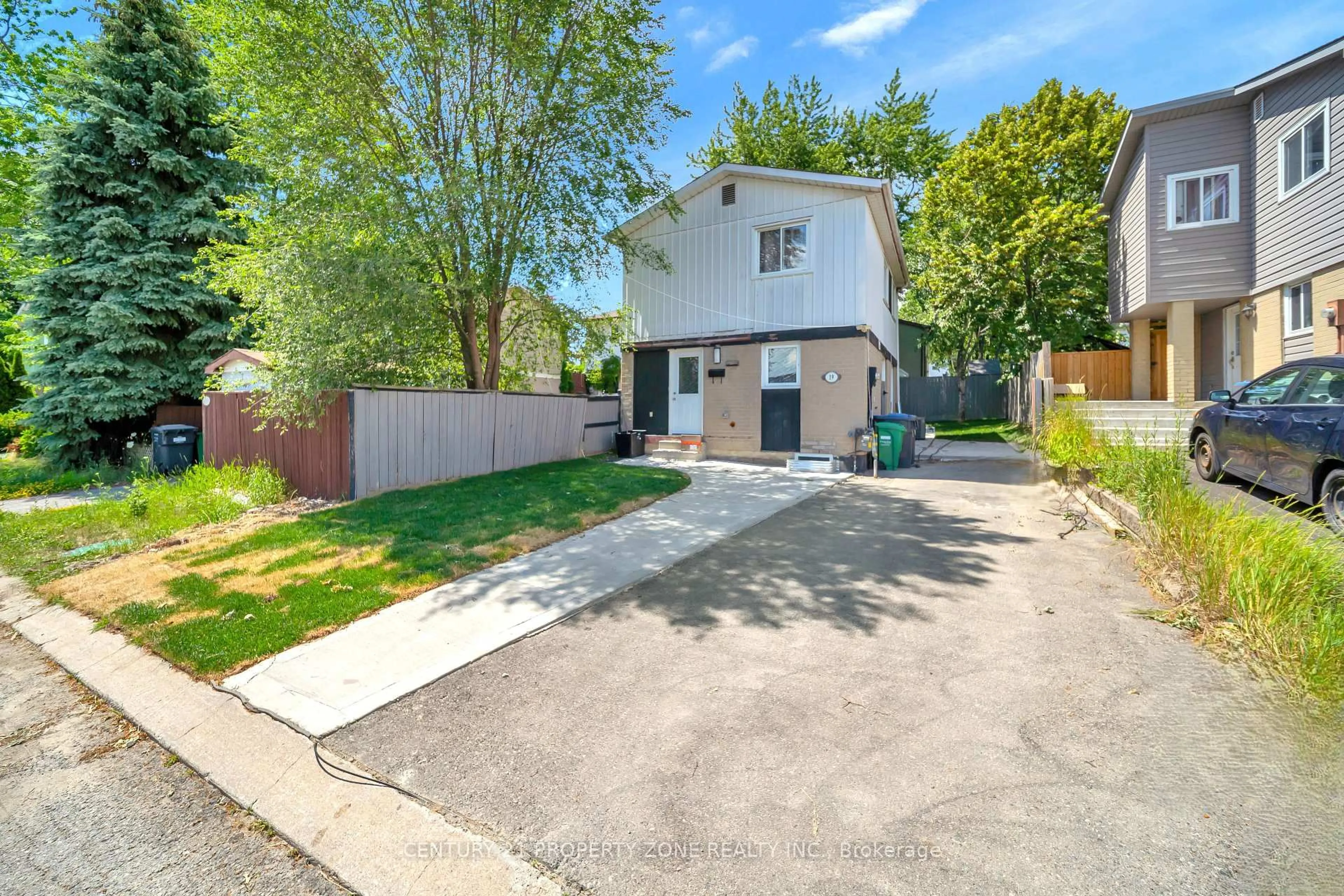 A pic from outside/outdoor area/front of a property/back of a property/a pic from drone, street for 19 Horseshoe Crt, Brampton Ontario L6S 1S1