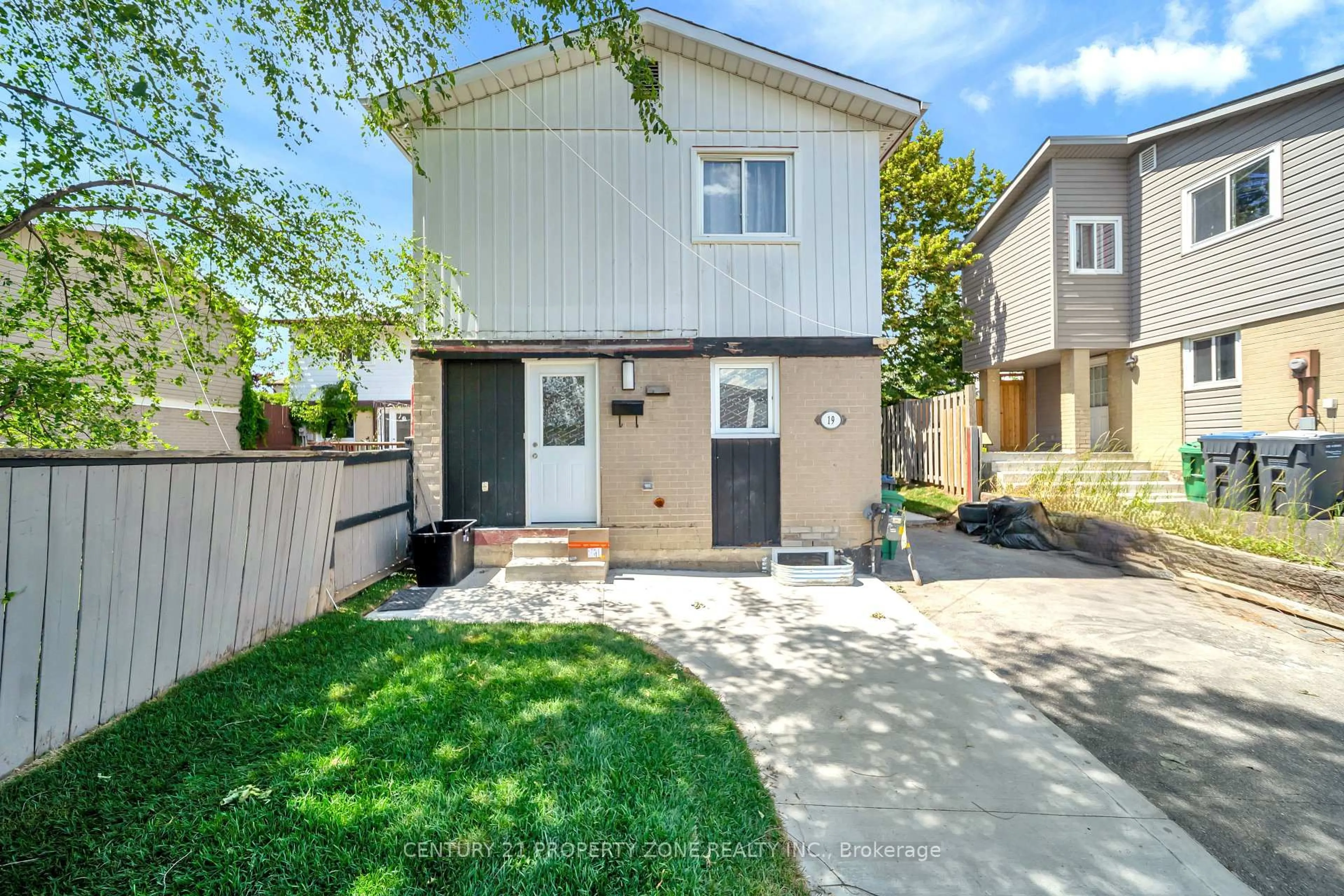 Home with vinyl exterior material, street for 19 Horseshoe Crt, Brampton Ontario L6S 1S1