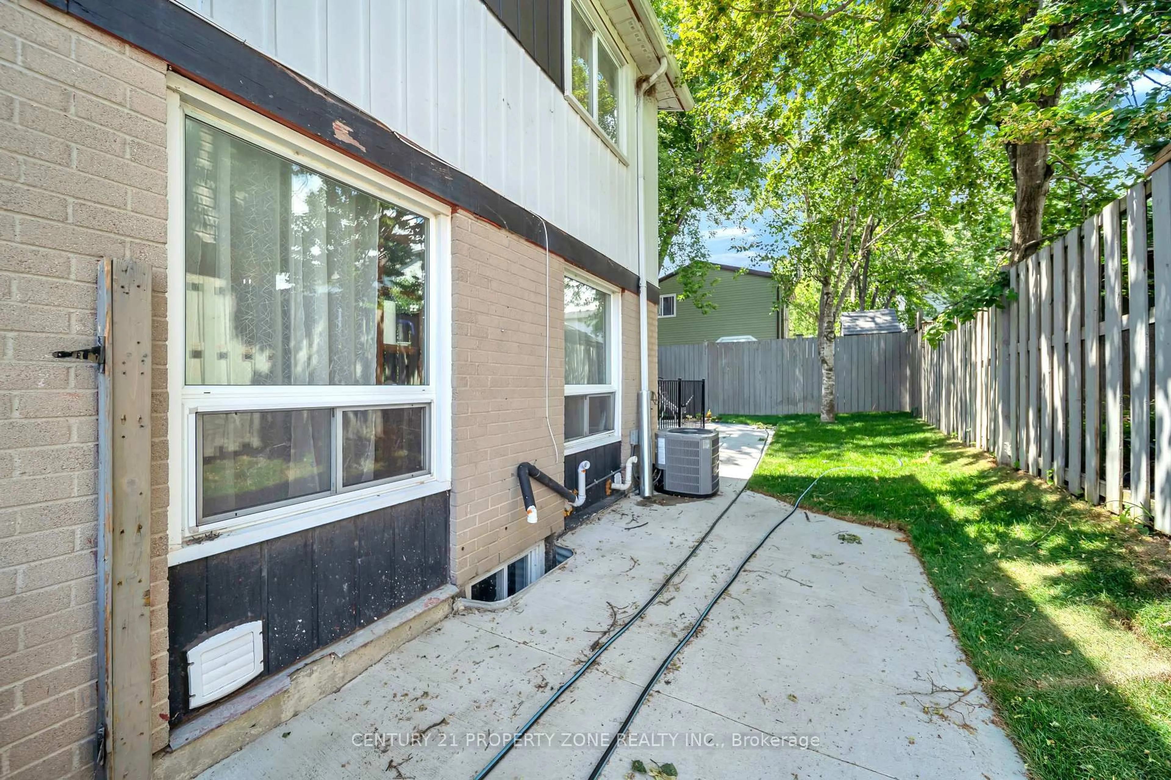 Patio, street for 19 Horseshoe Crt, Brampton Ontario L6S 1S1