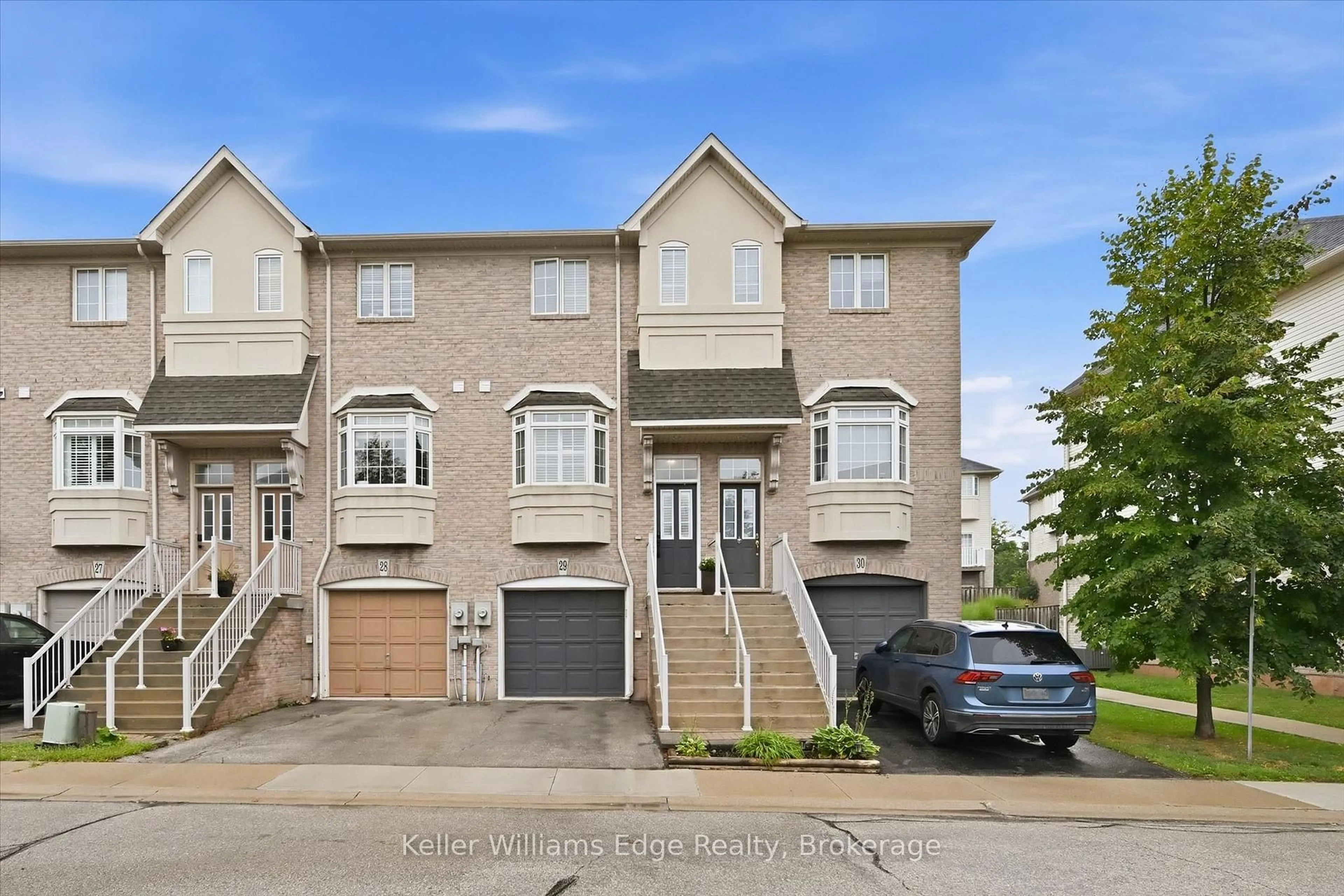 A pic from outside/outdoor area/front of a property/back of a property/a pic from drone, street for 5080 Fairview St #29, Burlington Ontario L7L 7E9