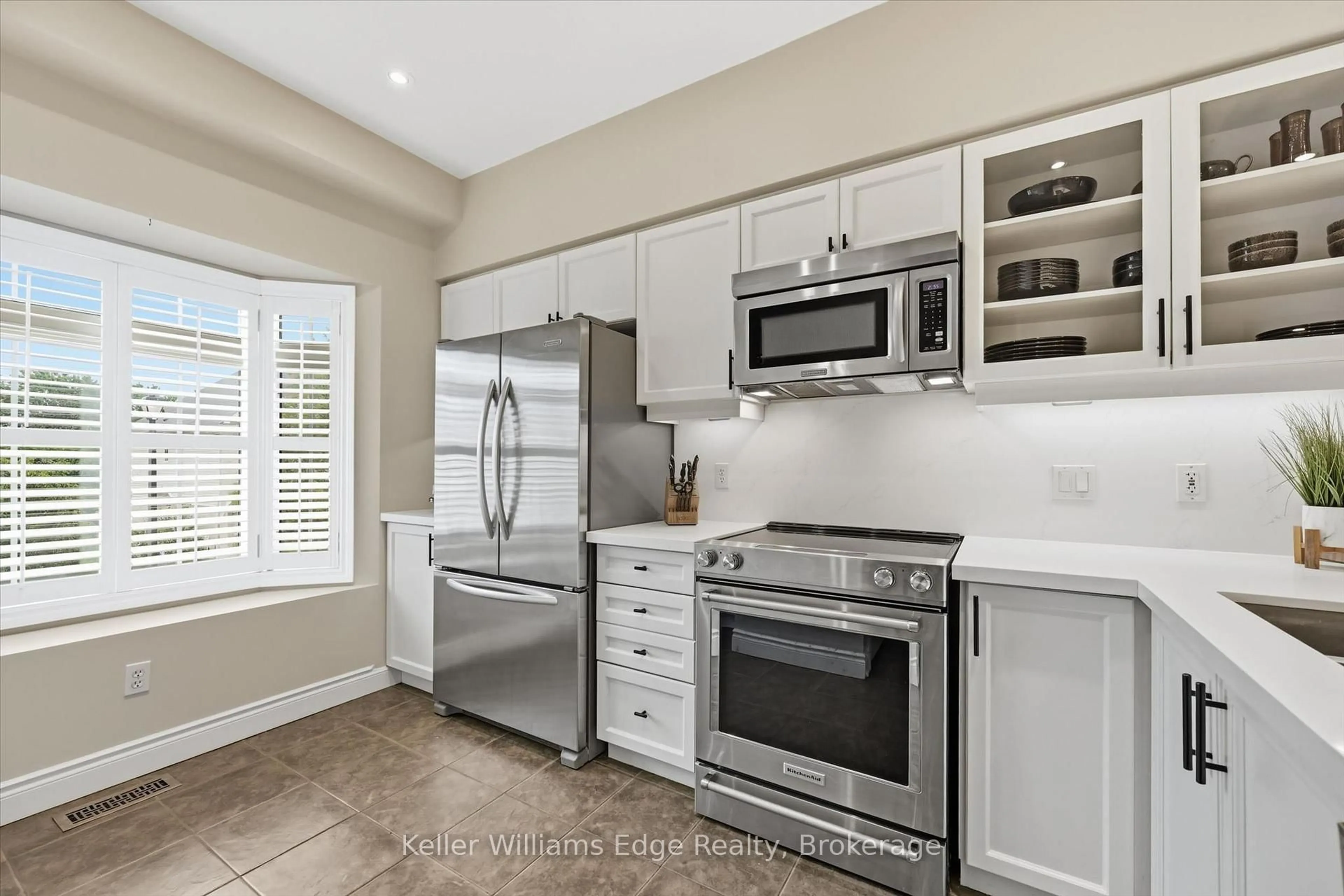 Open concept kitchen, ceramic/tile floor for 5080 Fairview St #29, Burlington Ontario L7L 7E9