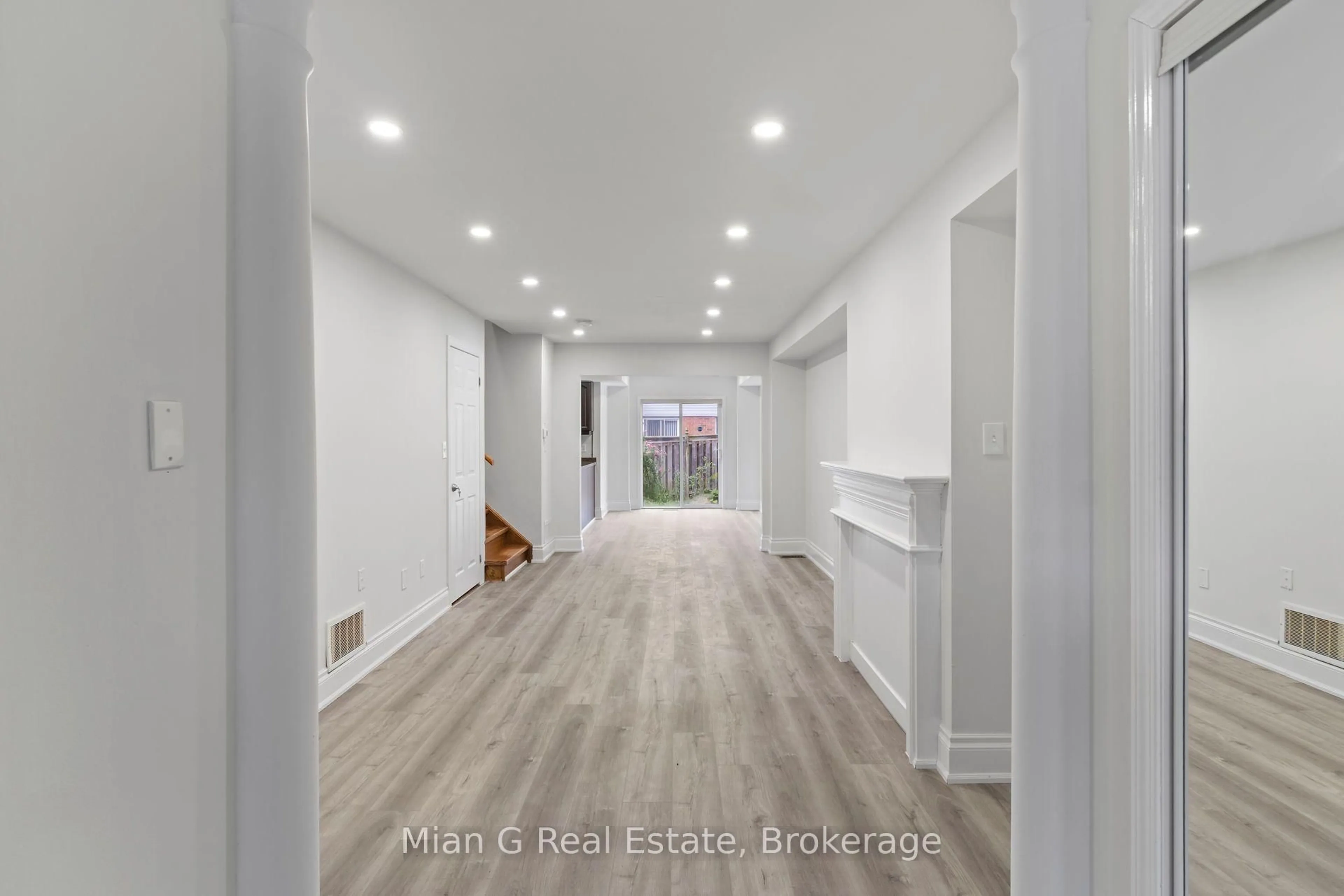 Indoor entryway for 1321 Cartmer Way, Milton Ontario L9T 6J9