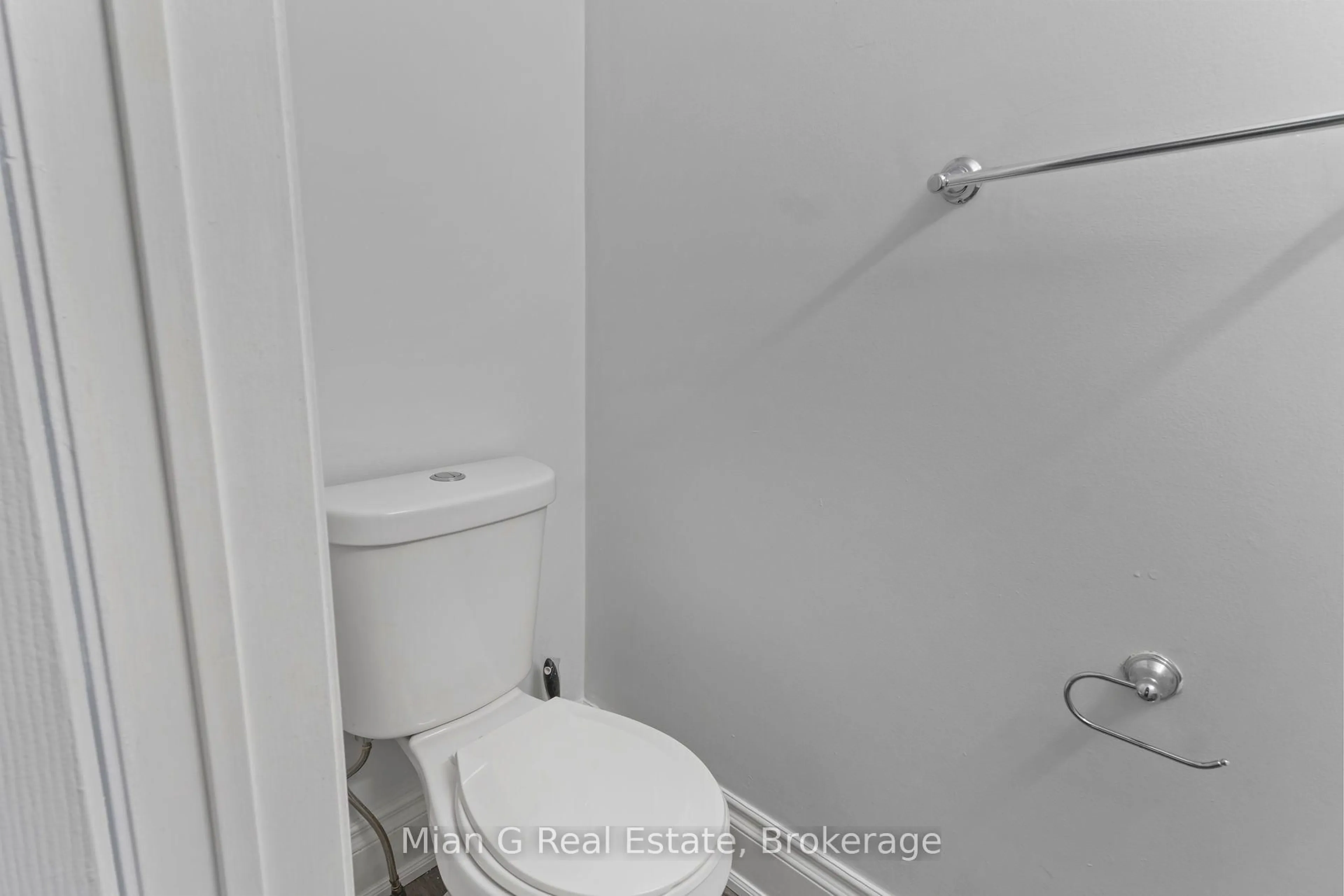 Standard bathroom, floor is not visible for 1321 Cartmer Way, Milton Ontario L9T 6J9