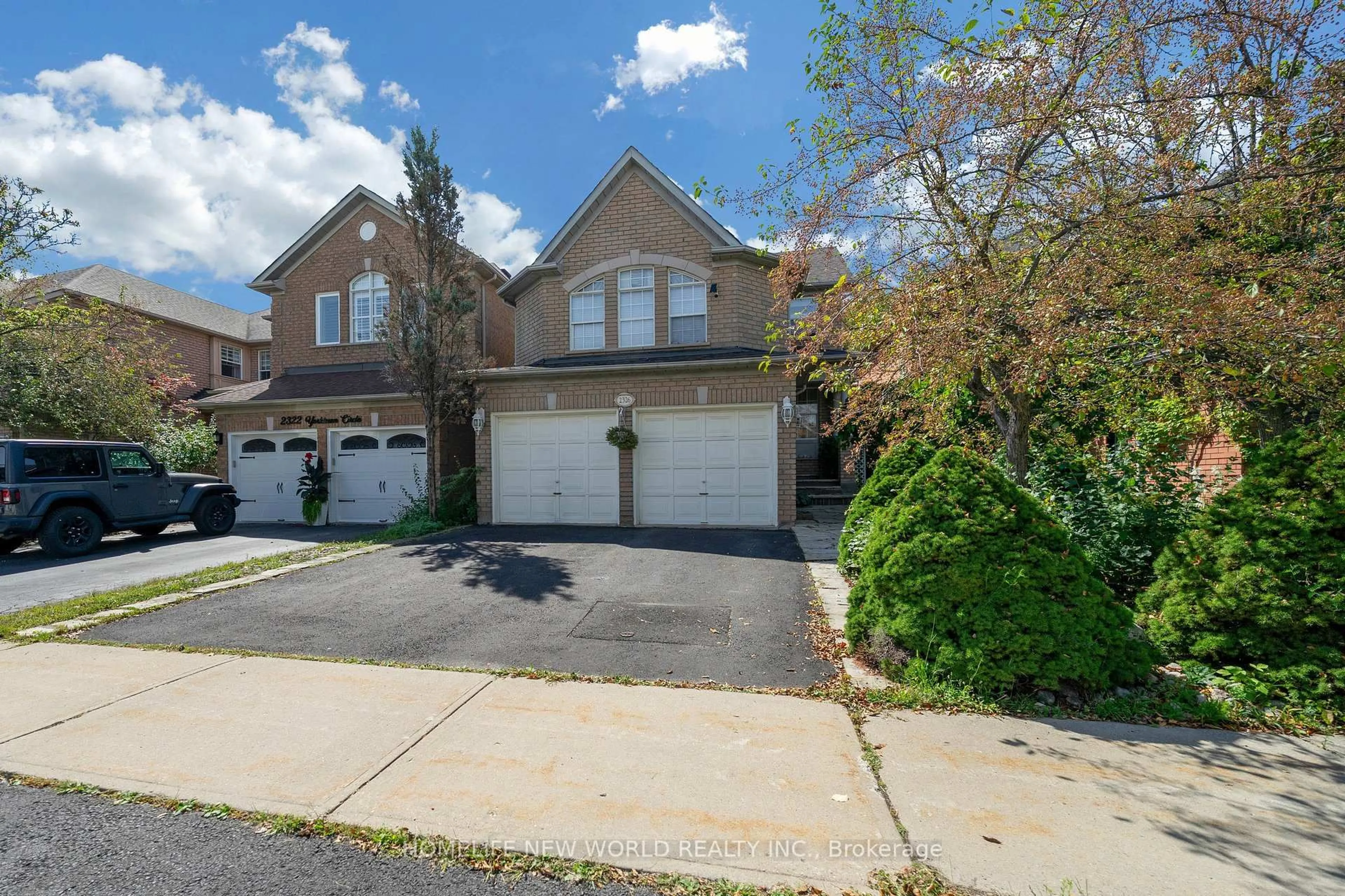 A pic from outside/outdoor area/front of a property/back of a property/a pic from drone, street for 2326 Yorktown Circ, Mississauga Ontario L5M 5Y2
