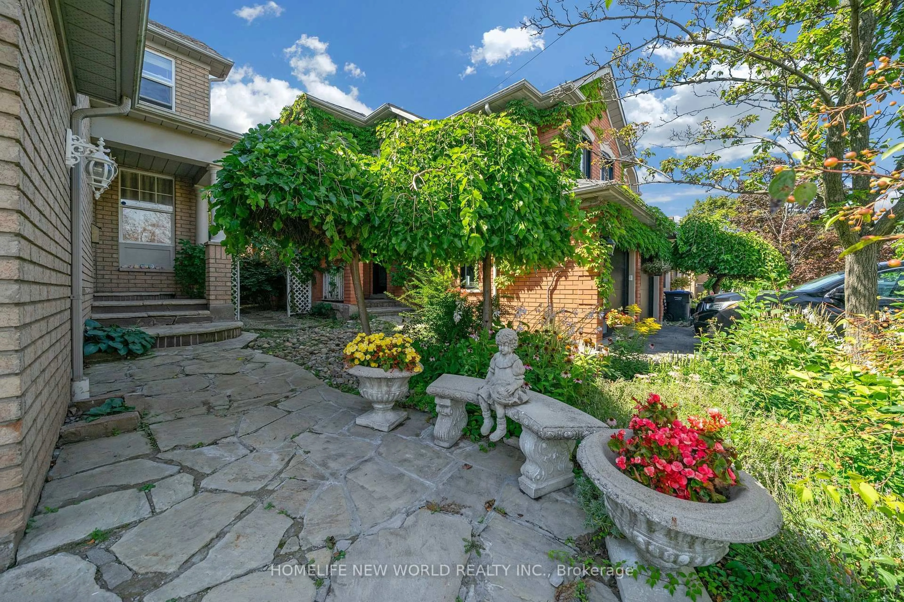 Patio, street for 2326 Yorktown Circ, Mississauga Ontario L5M 5Y2