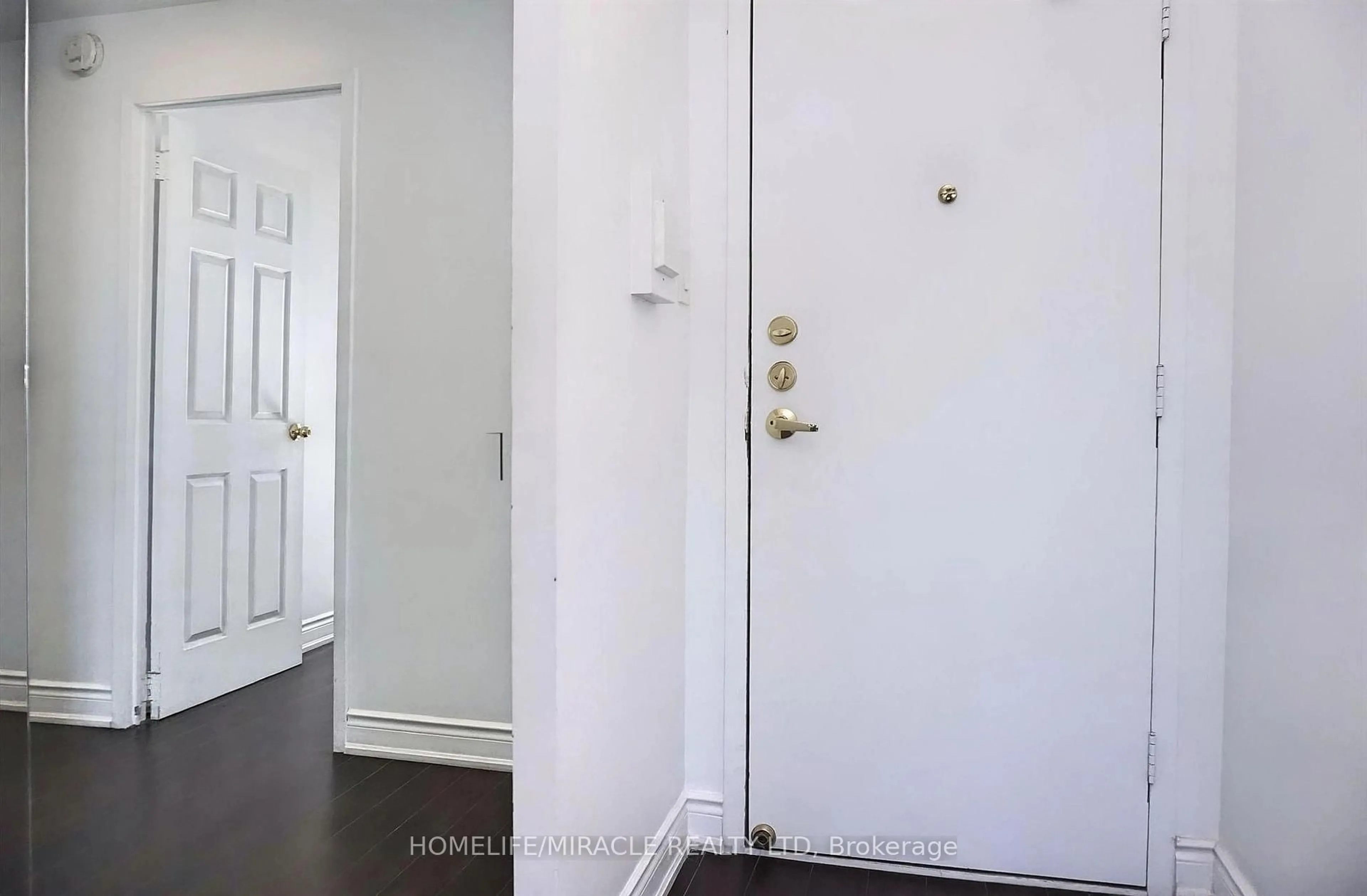 Indoor entryway for 100 Lotherton Ptwy #605, Toronto Ontario M6B 2G8