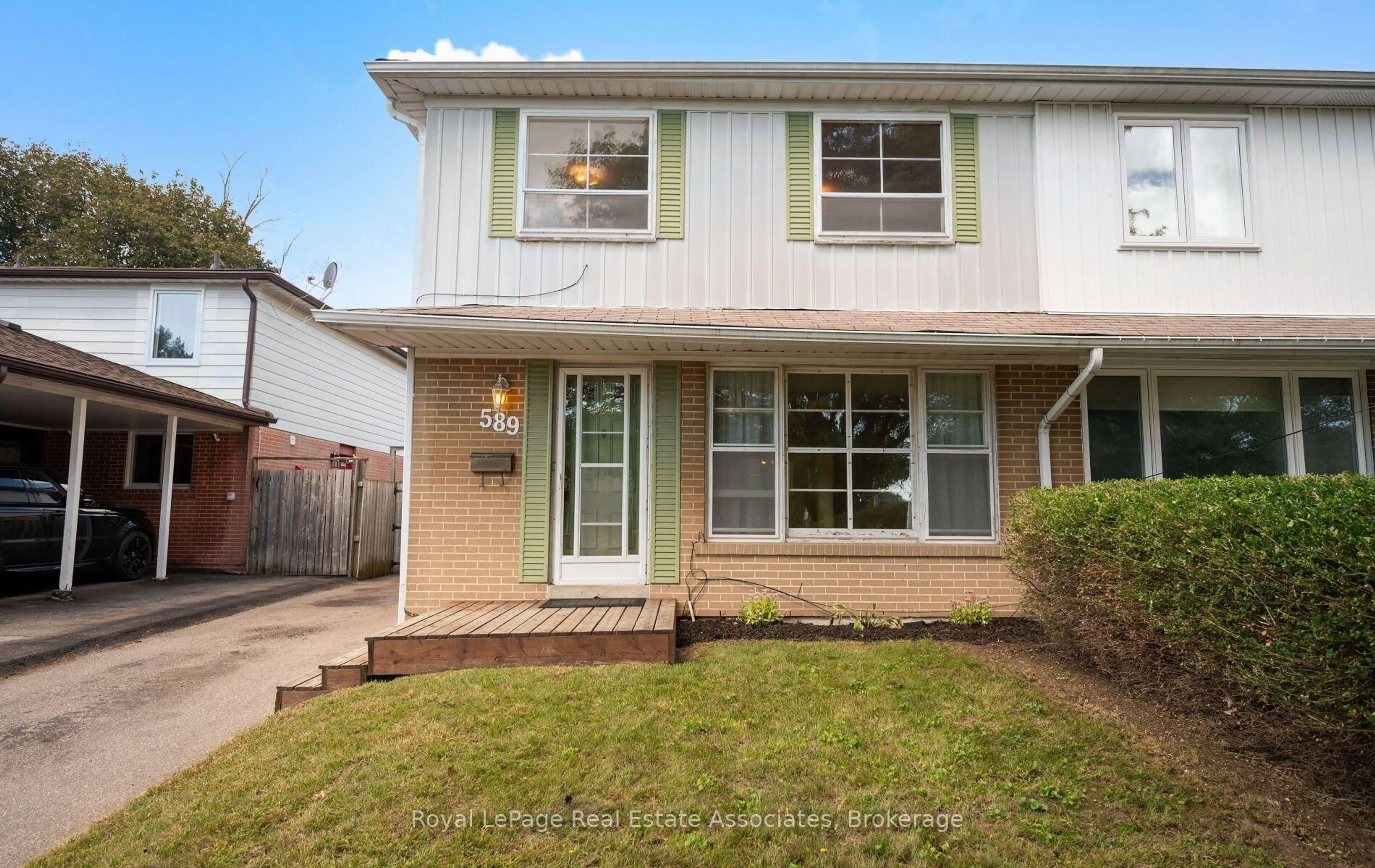 Home with vinyl exterior material, street for 589 Tedwyn Dr, Mississauga Ontario L5A 1K1