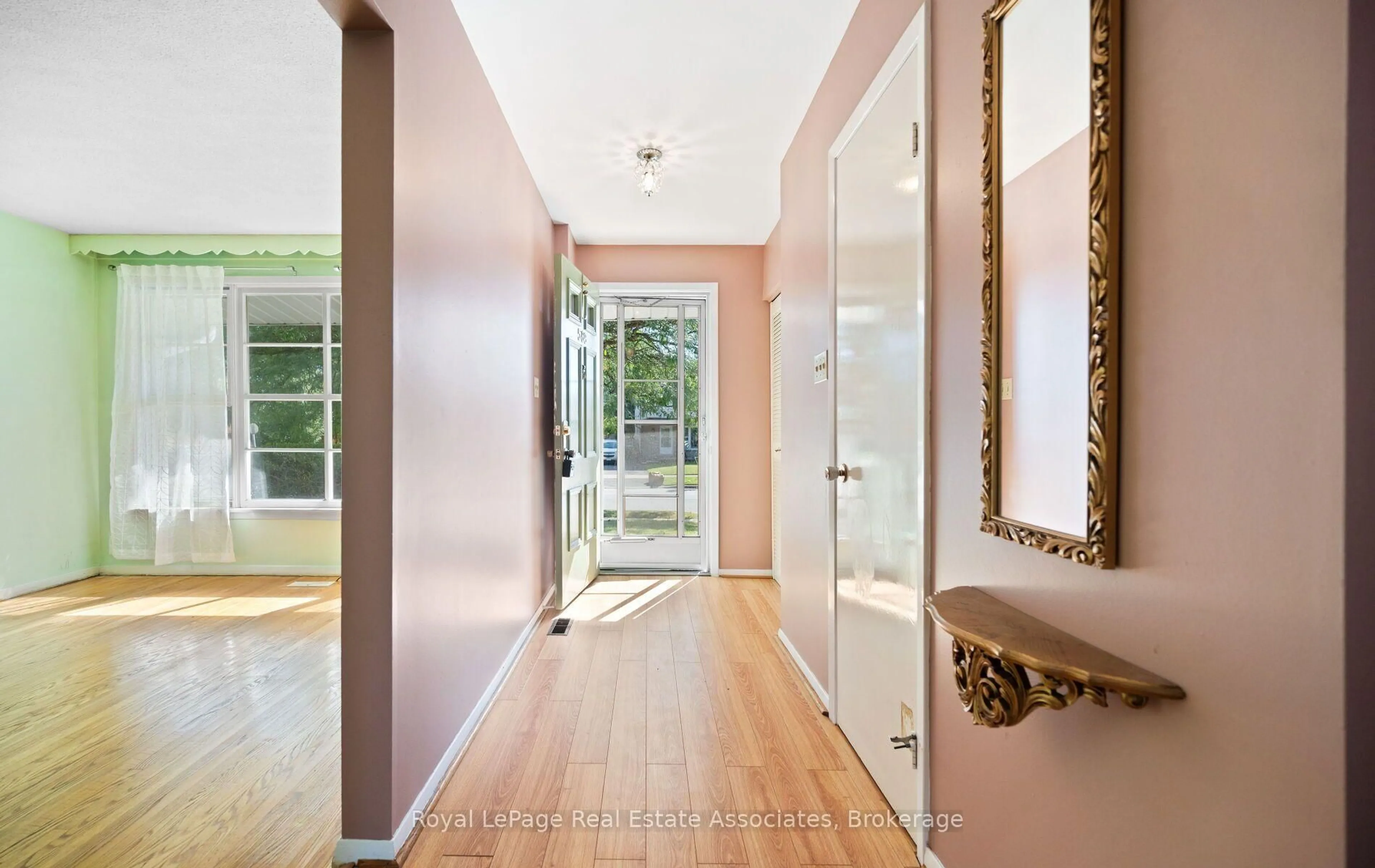 Indoor foyer for 589 Tedwyn Dr, Mississauga Ontario L5A 1K1