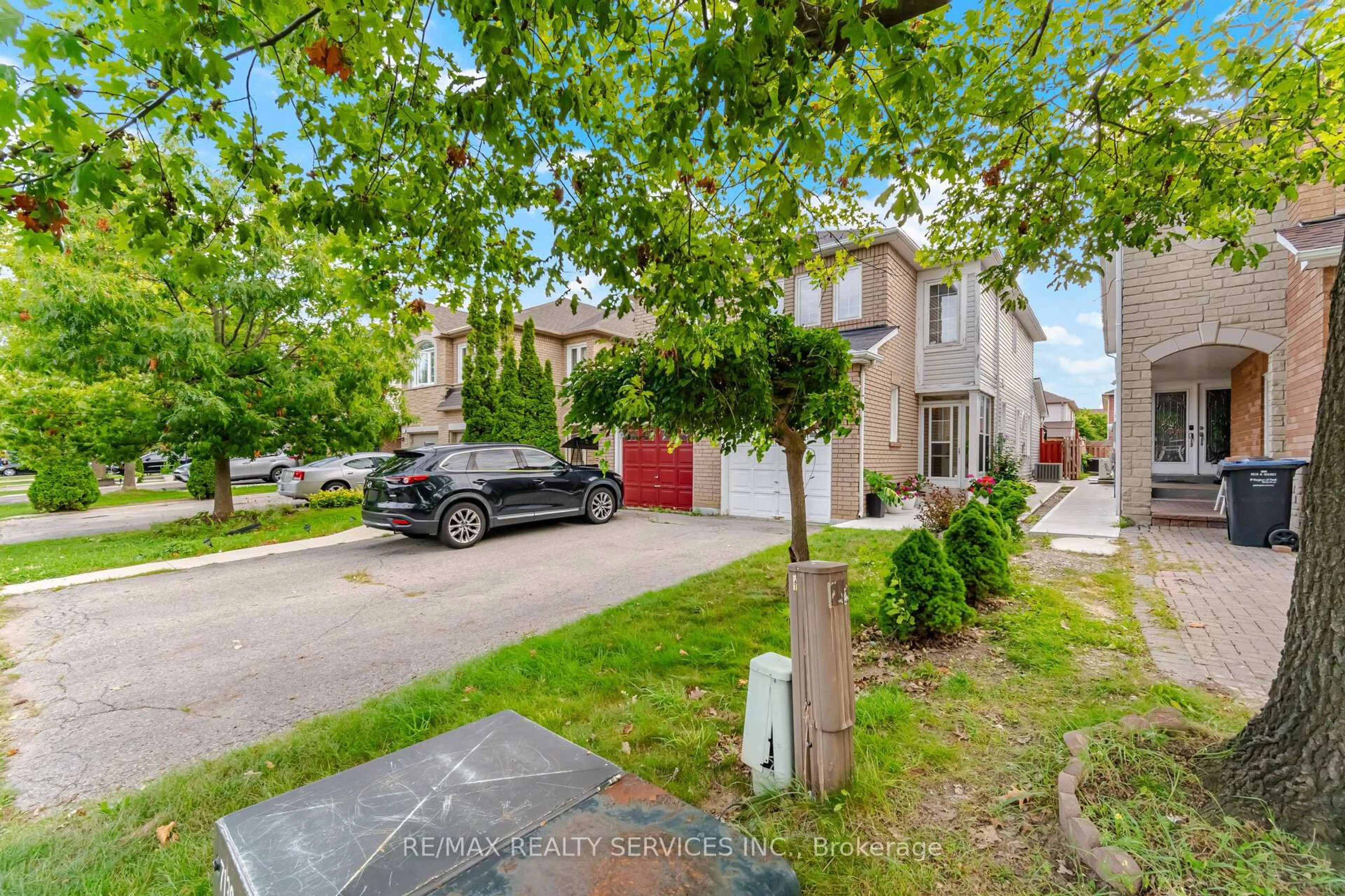 A pic from outside/outdoor area/front of a property/back of a property/a pic from drone, street for 72 Yellow Brick Rd, Brampton Ontario L6V 4L1