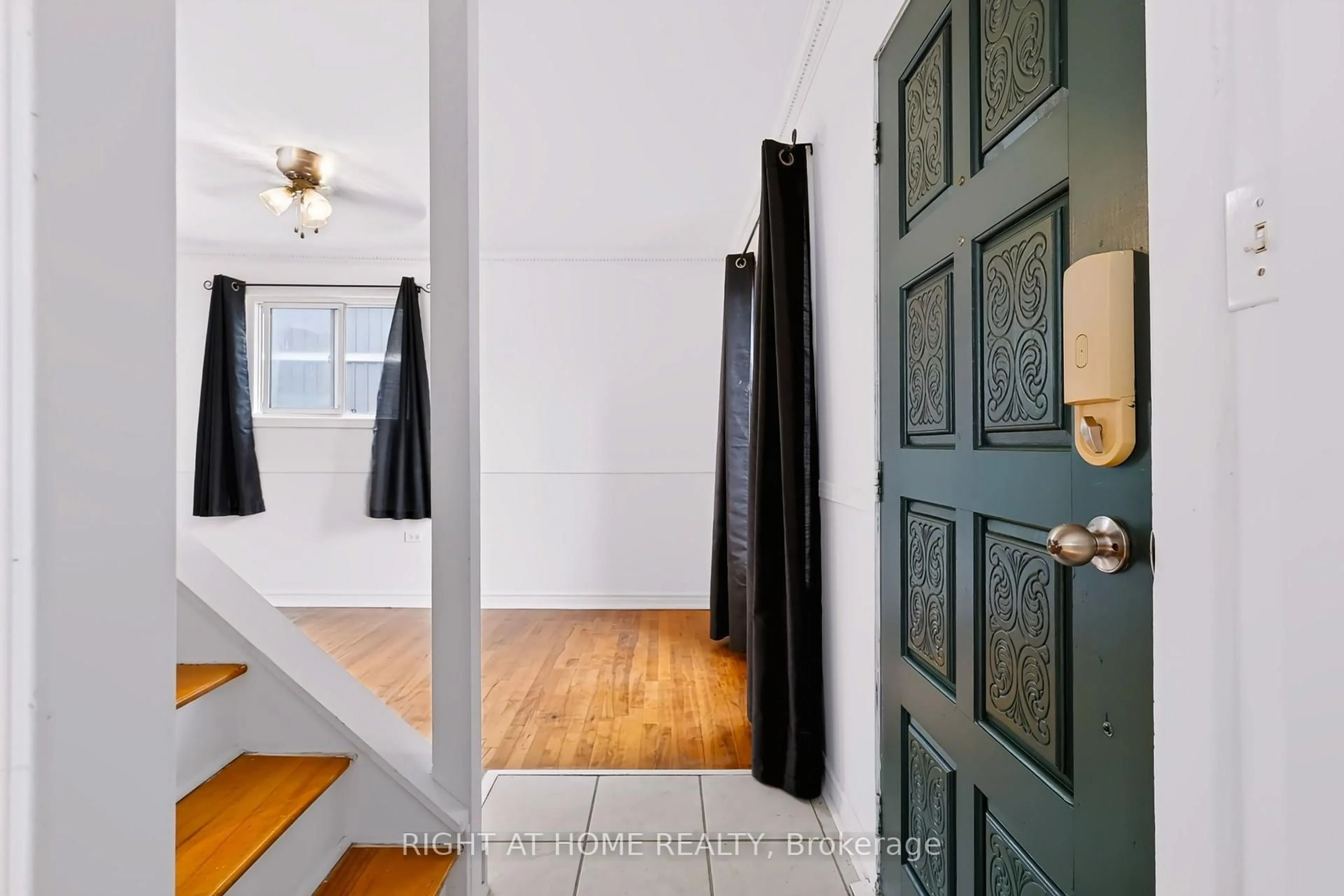 Indoor entryway for 66 Frederick St, Brampton Ontario L6Y 1G8