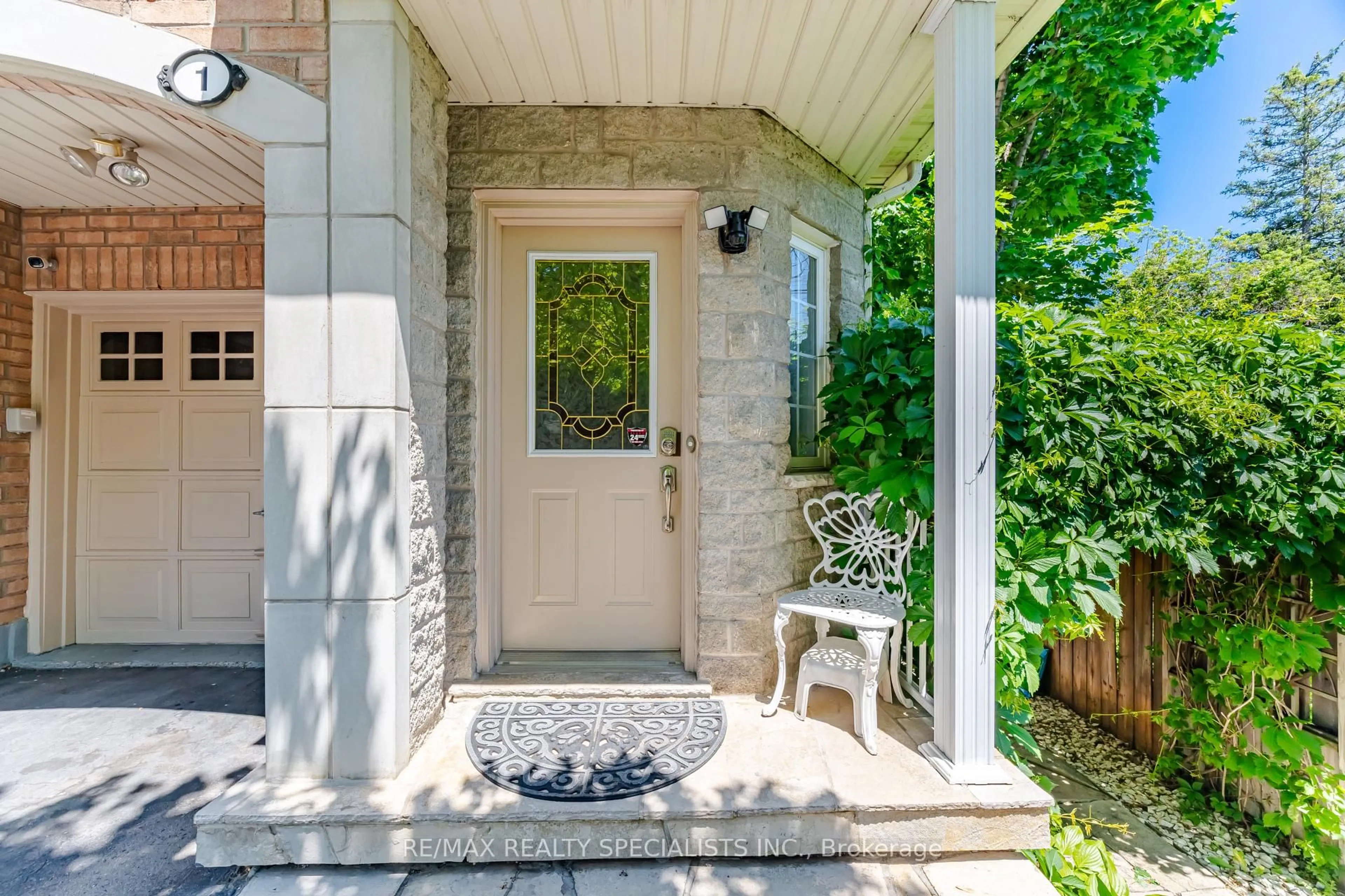 Indoor entryway for 3071 Treadwells Dr #1, Mississauga Ontario L4X 1L5