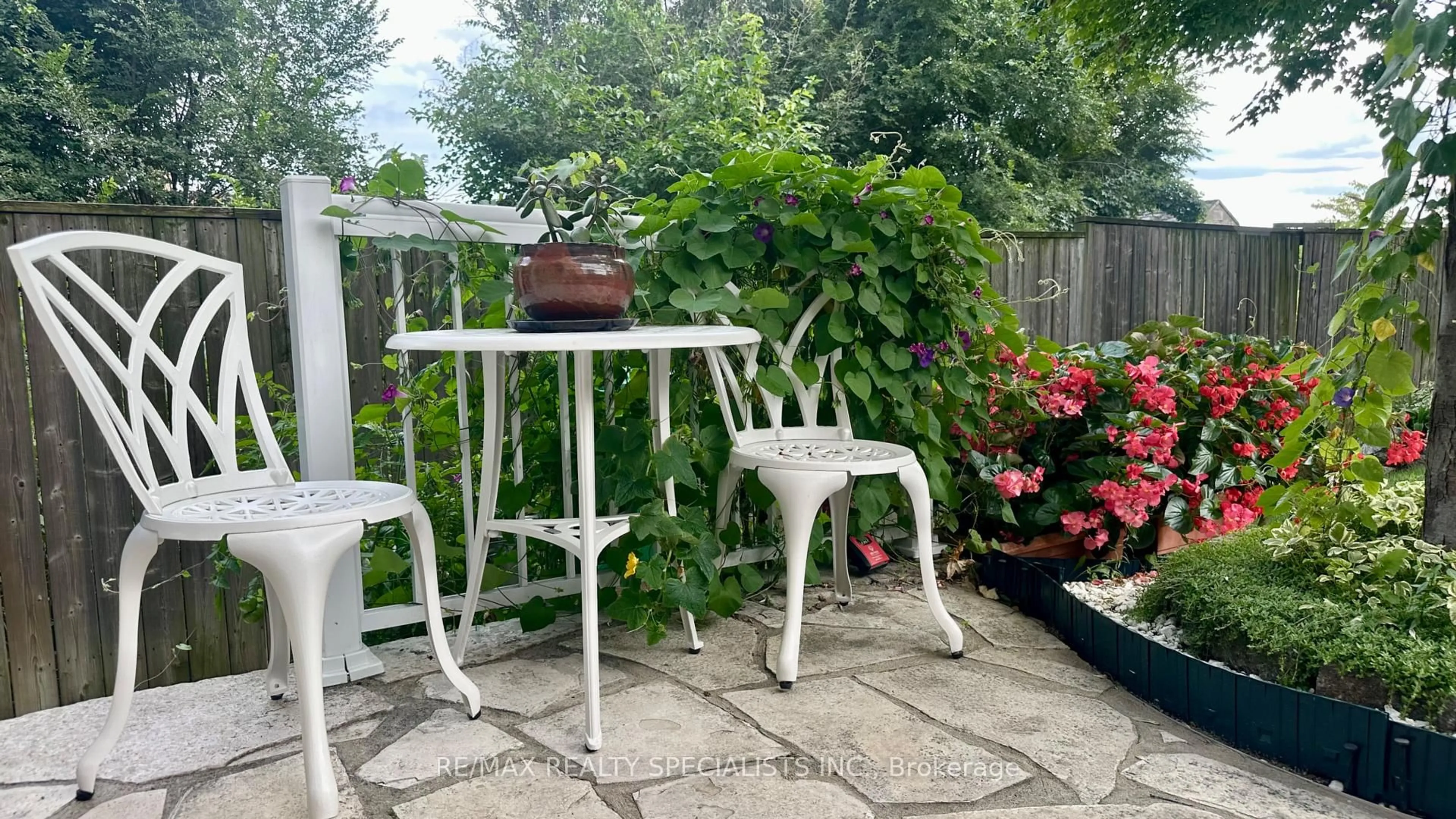 Patio, street for 3071 Treadwells Dr #1, Mississauga Ontario L4X 1L5