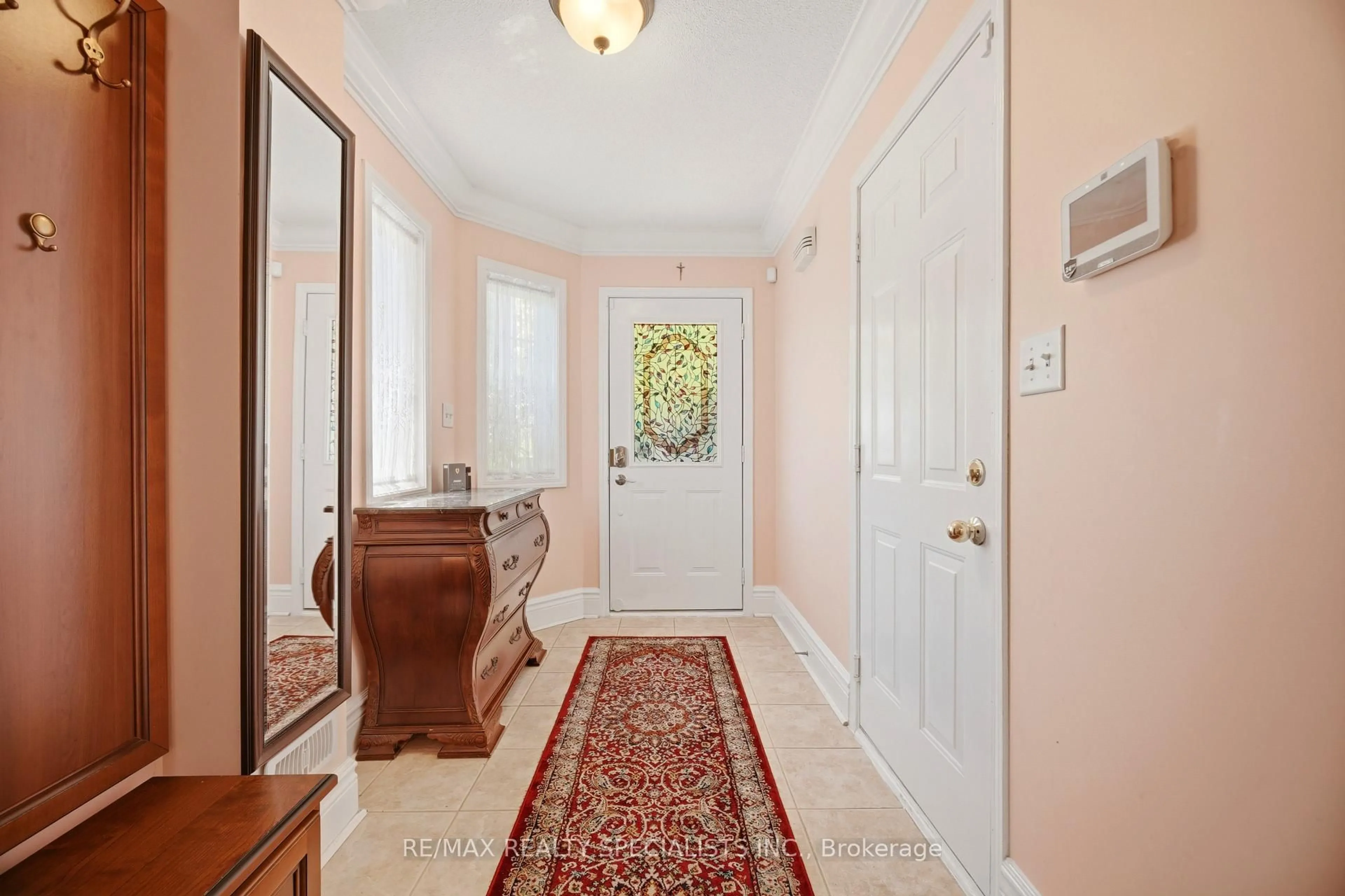 Indoor entryway for 3071 Treadwells Dr #1, Mississauga Ontario L4X 1L5