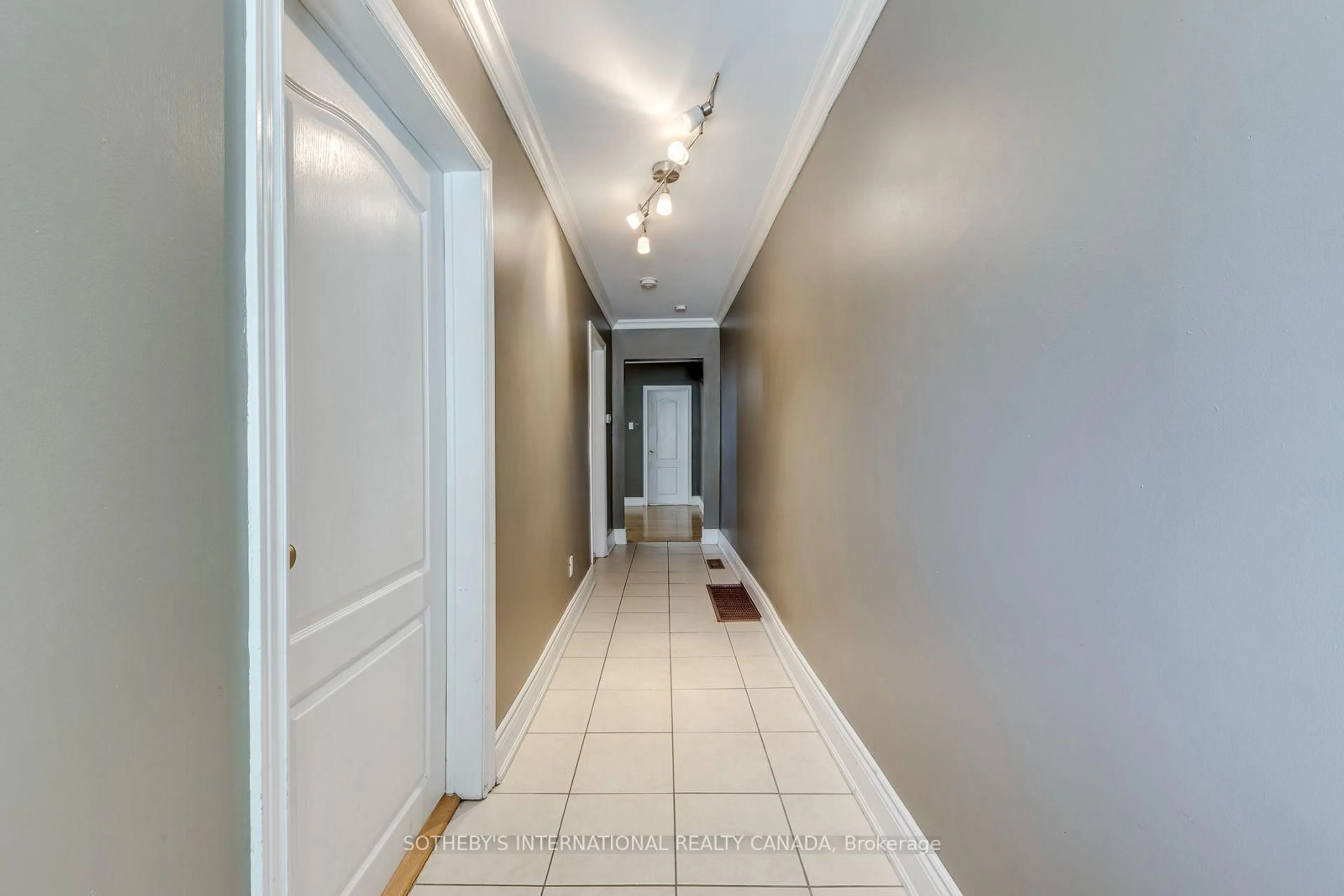 Indoor entryway for 66 Twenty Ninth St, Toronto Ontario M8W 3B2