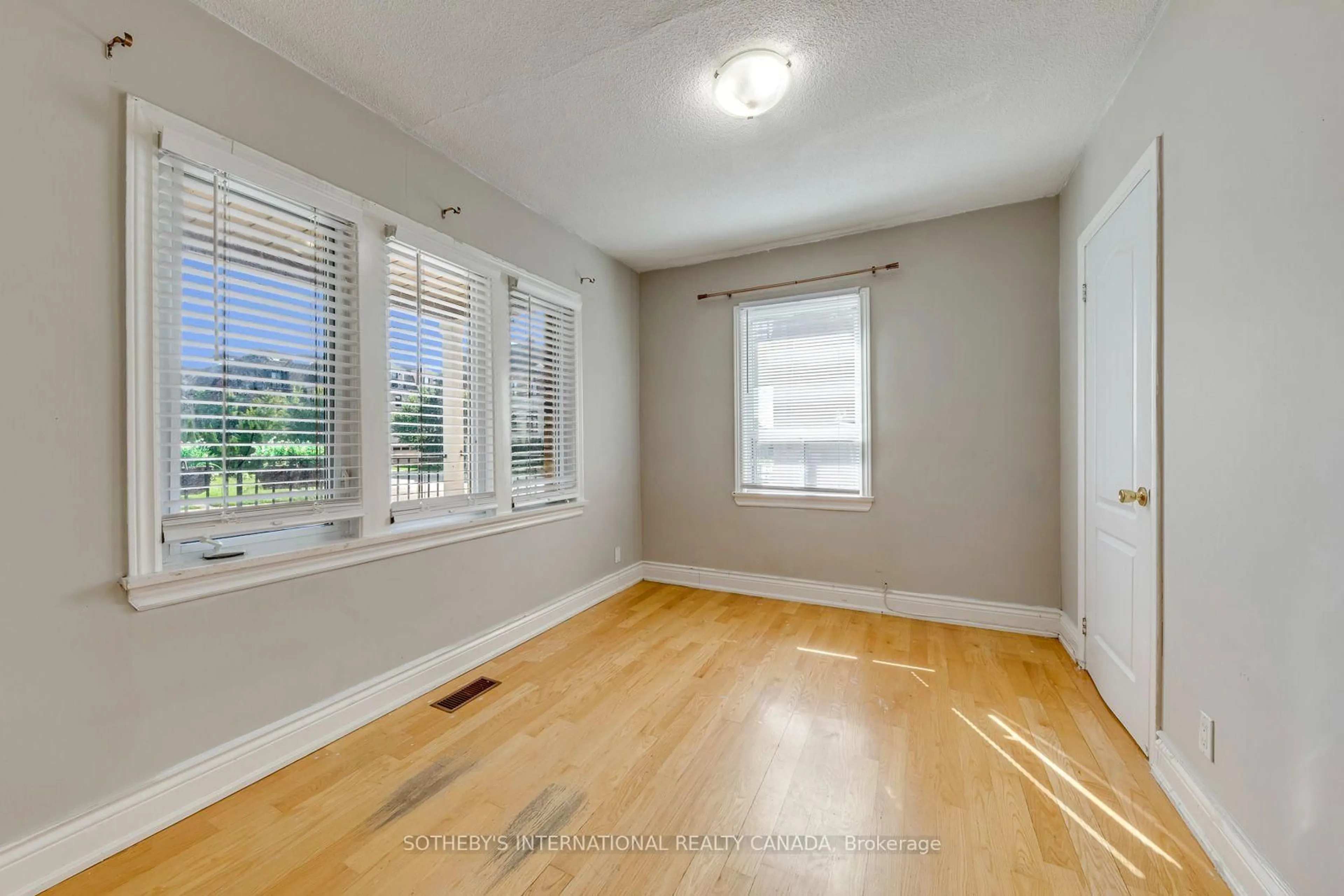 A pic of a room for 66 Twenty Ninth St, Toronto Ontario M8W 3B2