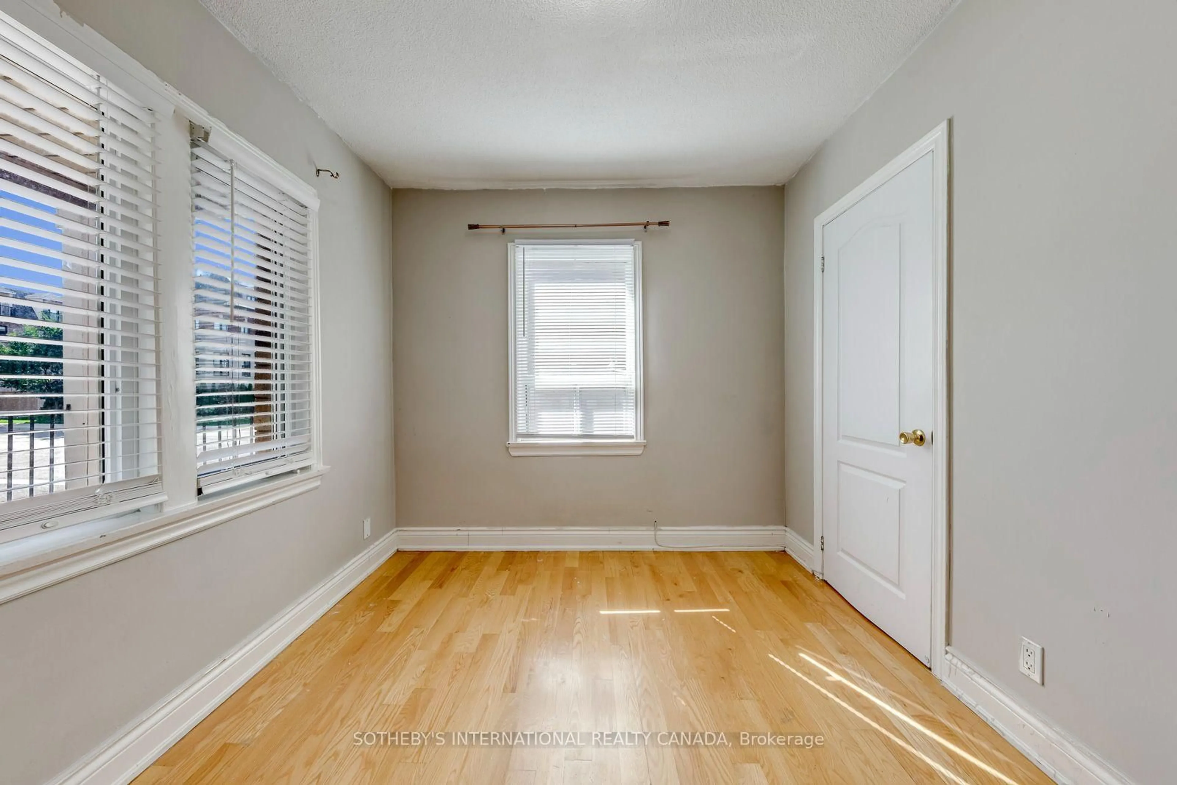 A pic of a room for 66 Twenty Ninth St, Toronto Ontario M8W 3B2