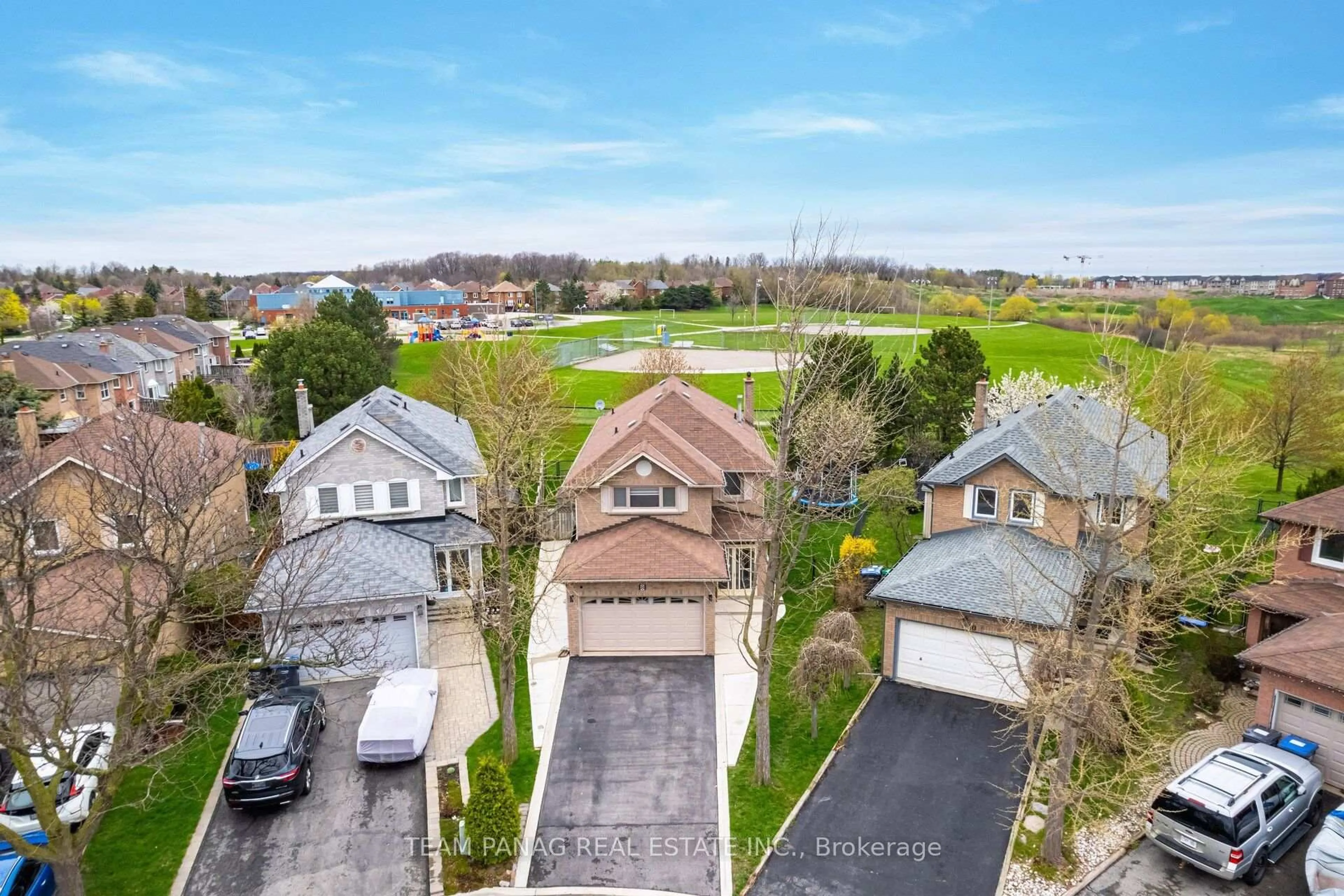 A pic from outside/outdoor area/front of a property/back of a property/a pic from drone, street for 8 Drayglass Crt, Brampton Ontario L6Z 4E9