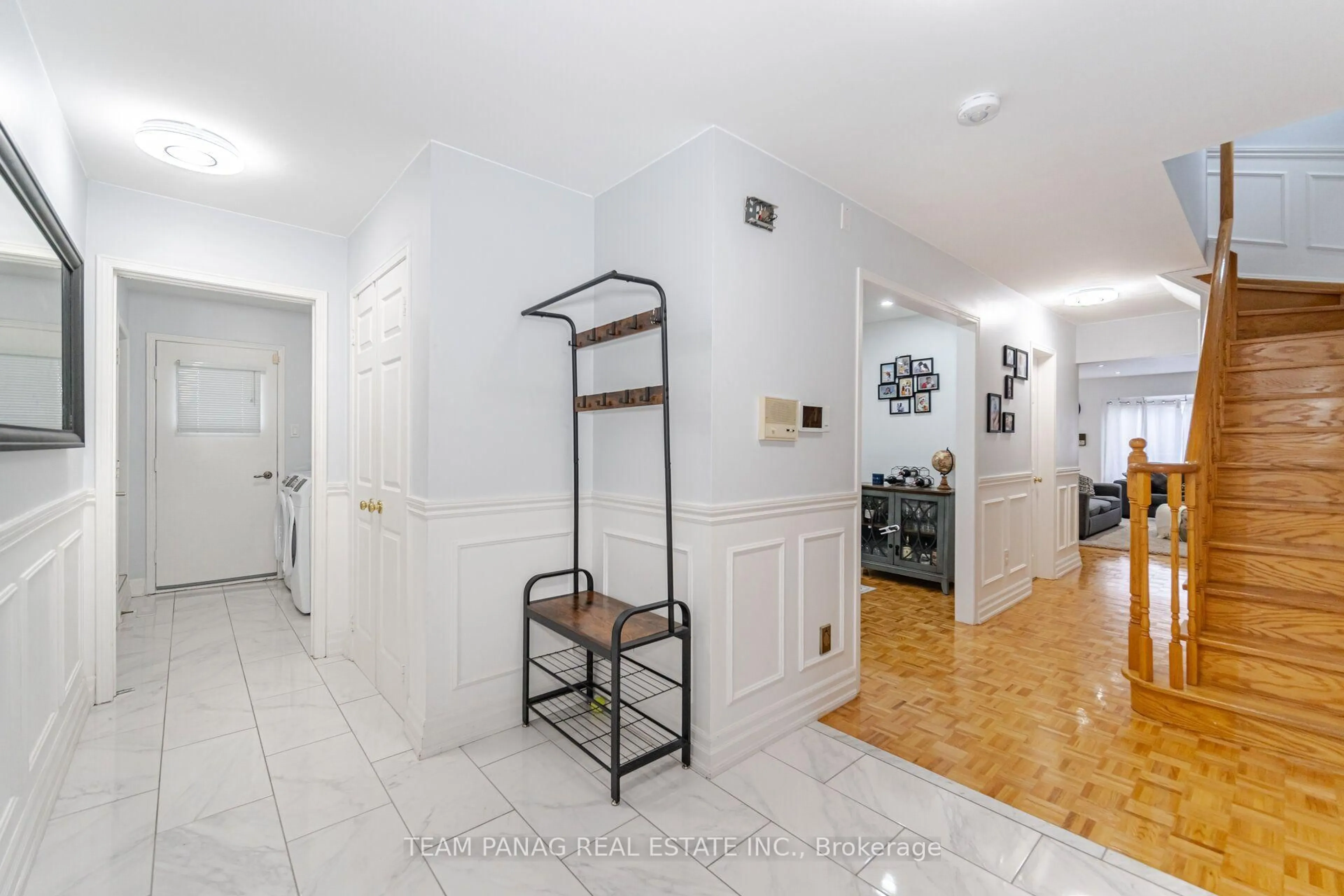 Indoor entryway for 8 Drayglass Crt, Brampton Ontario L6Z 4E9