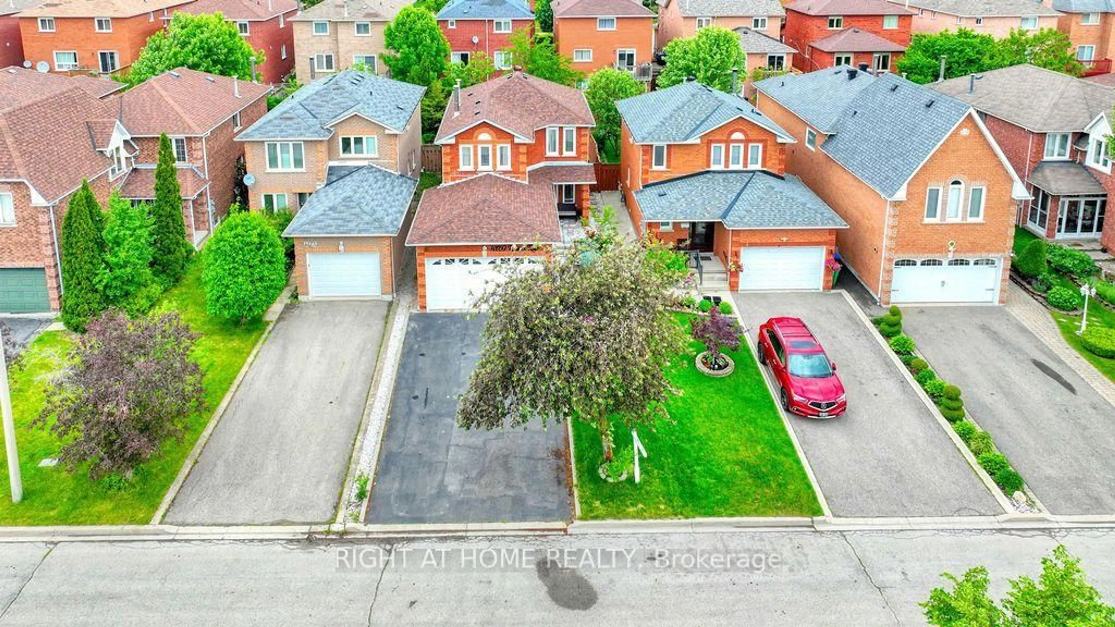 A pic from outside/outdoor area/front of a property/back of a property/a pic from drone, street for 4769 Rosebush Rd, Mississauga Ontario L5M 5N1