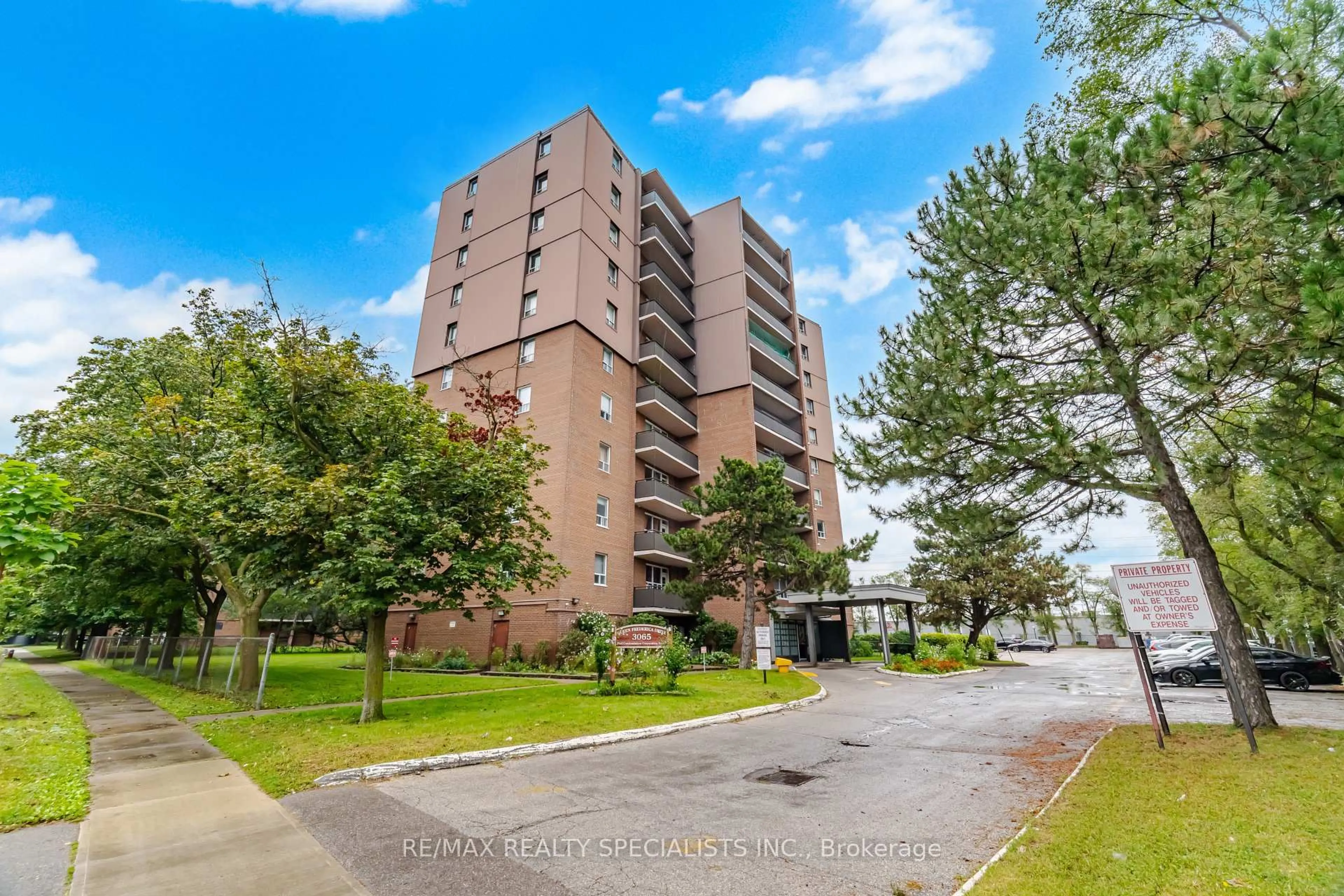 A pic from outside/outdoor area/front of a property/back of a property/a pic from drone, unknown for 3065 Queen Frederica Dr #403, Mississauga Ontario L4Y 3A3