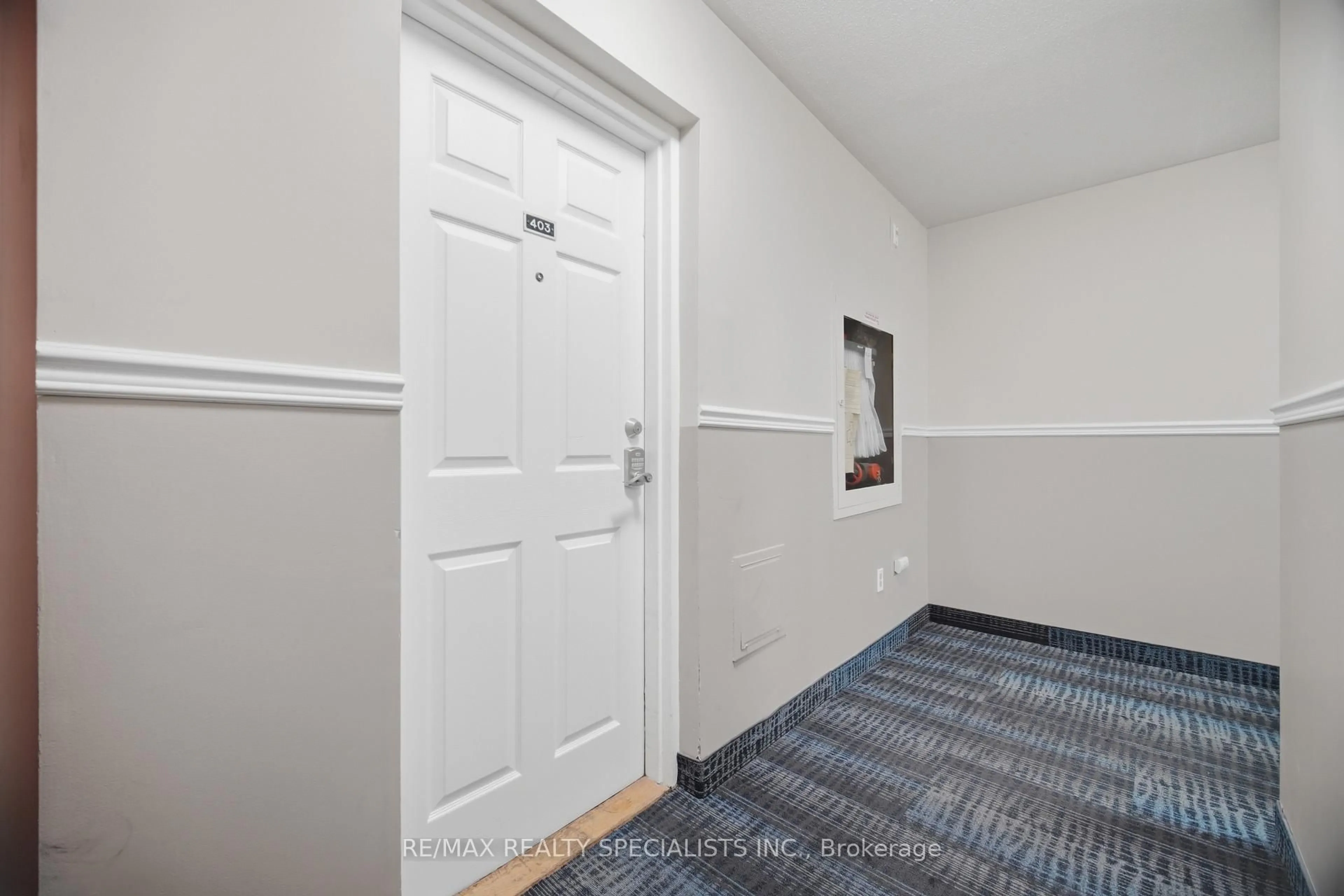 Indoor entryway for 3065 Queen Frederica Dr #403, Mississauga Ontario L4Y 3A3