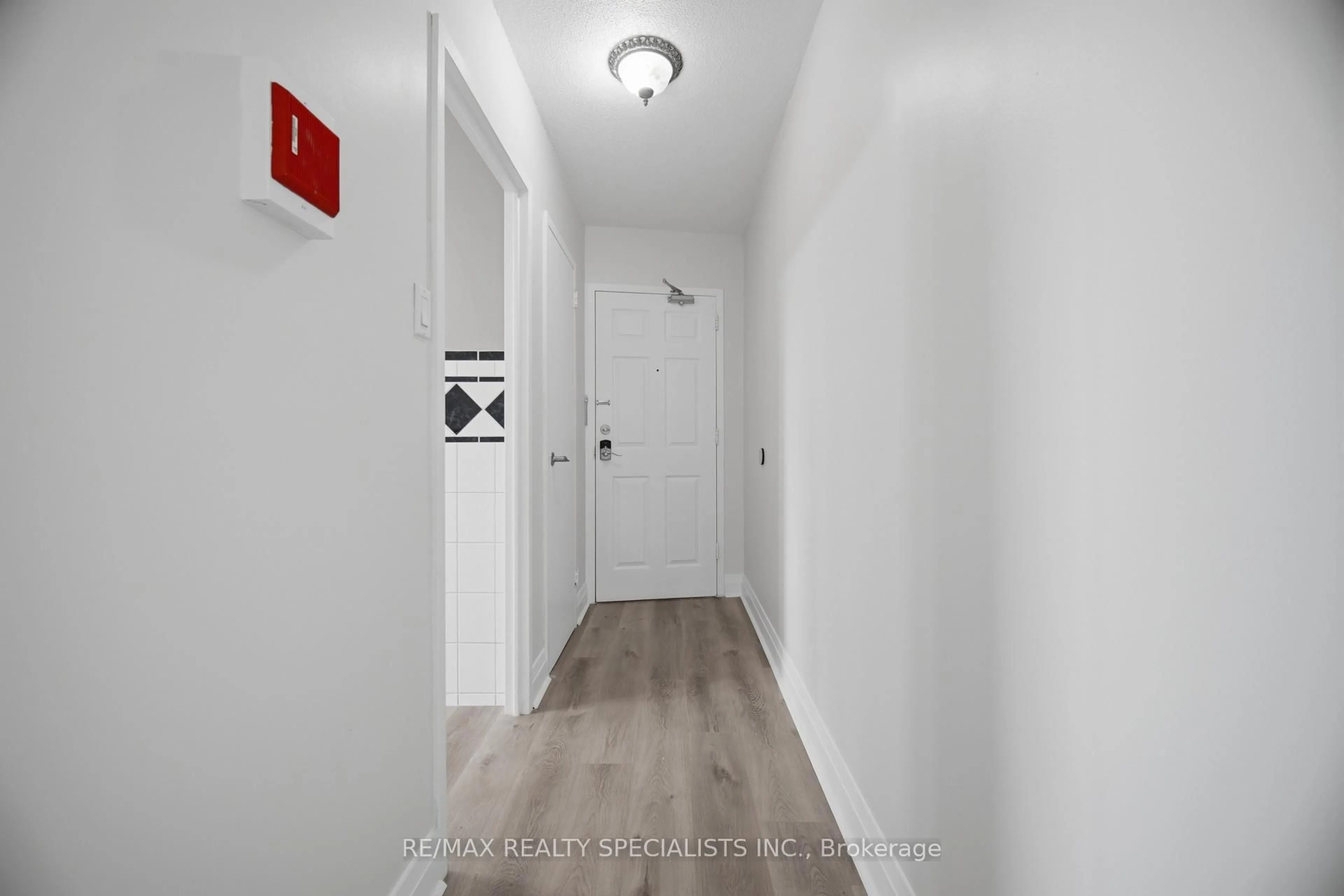 Indoor entryway for 3065 Queen Frederica Dr #403, Mississauga Ontario L4Y 3A3