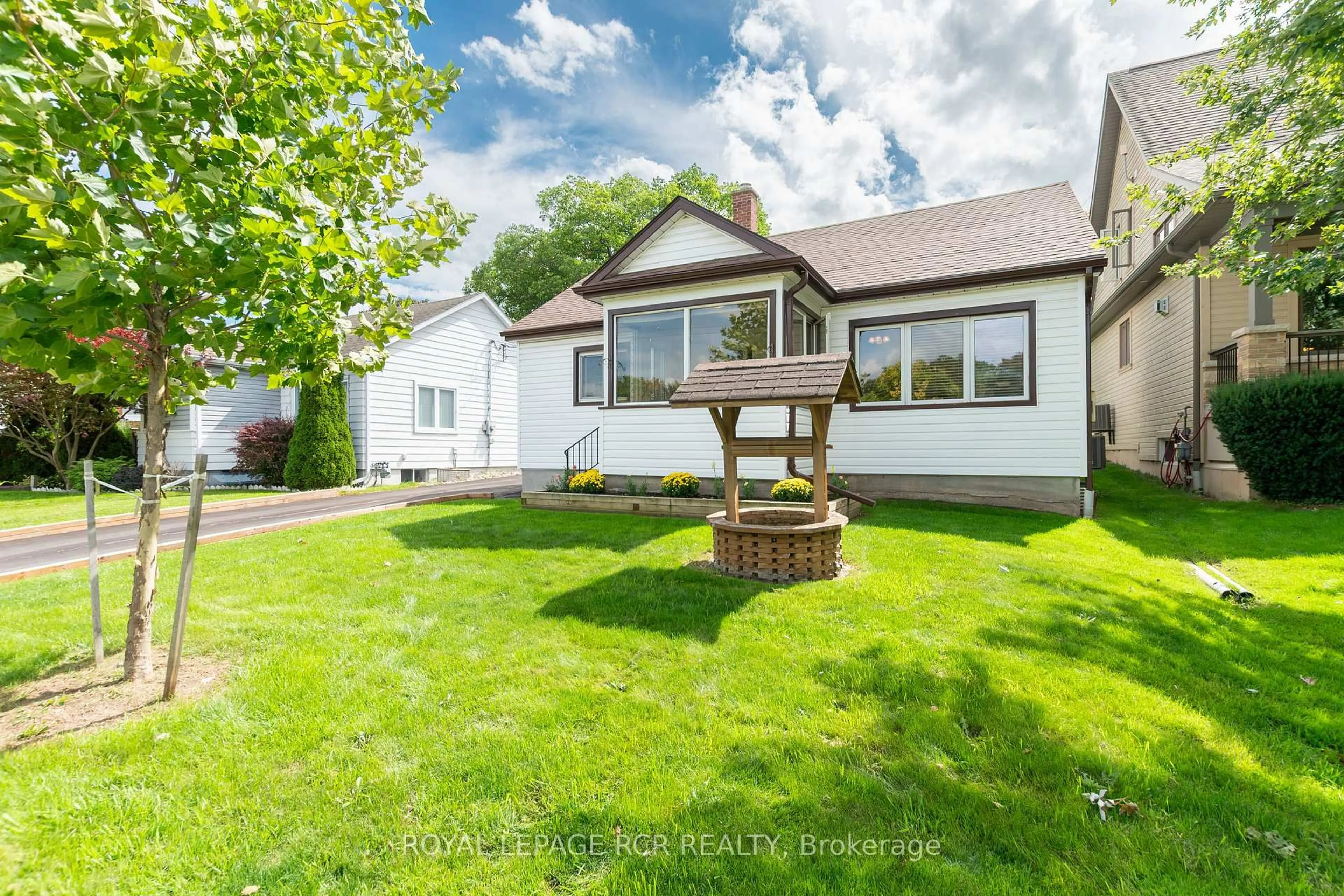 A pic from outside/outdoor area/front of a property/back of a property/a pic from drone, street for 14 Elizabeth St, Orangeville Ontario L9W 1B9