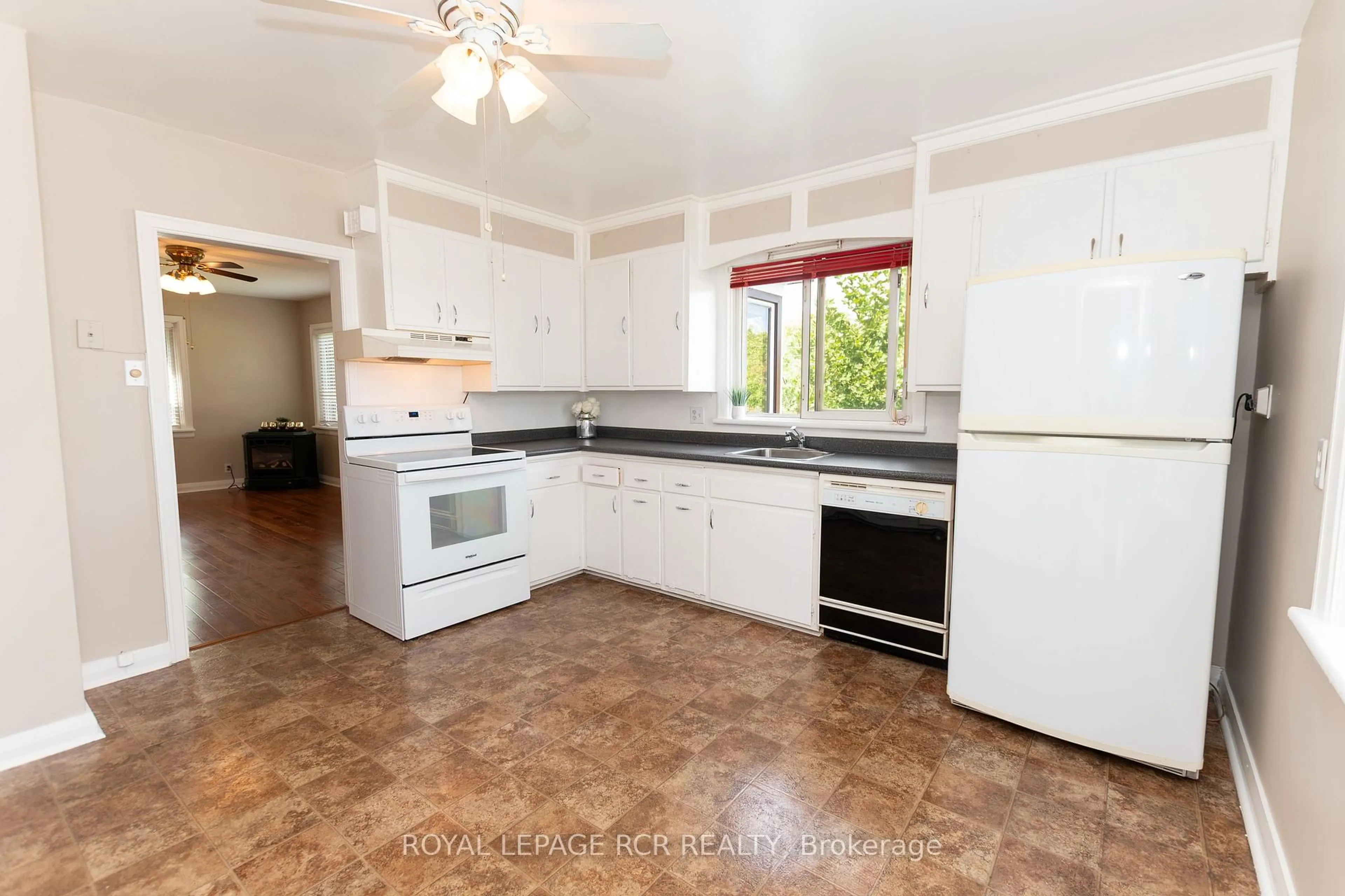 Standard kitchen, ceramic/tile floor for 14 Elizabeth St, Orangeville Ontario L9W 1B9