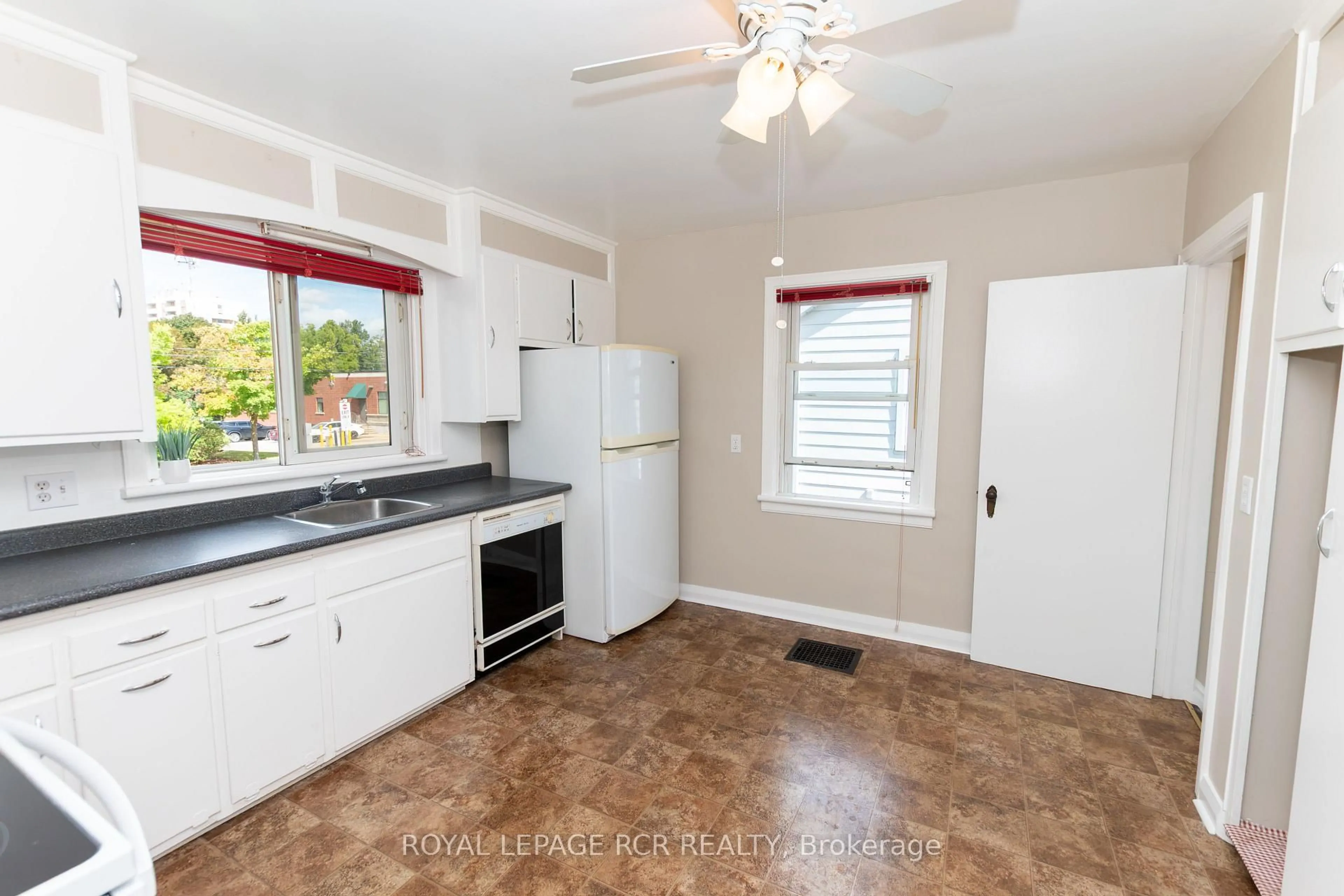 Standard kitchen, unknown for 14 Elizabeth St, Orangeville Ontario L9W 1B9
