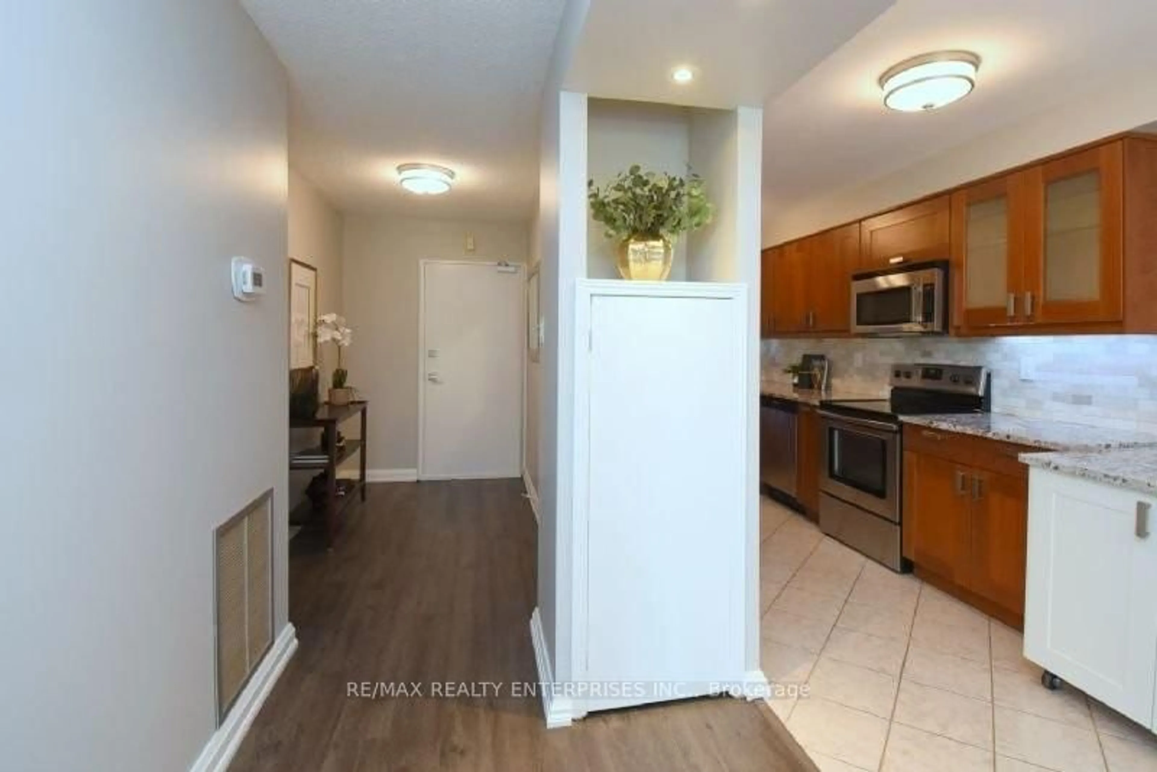 Indoor entryway for 965 Inverhouse Dr ##709, Mississauga Ontario L5J 4B4