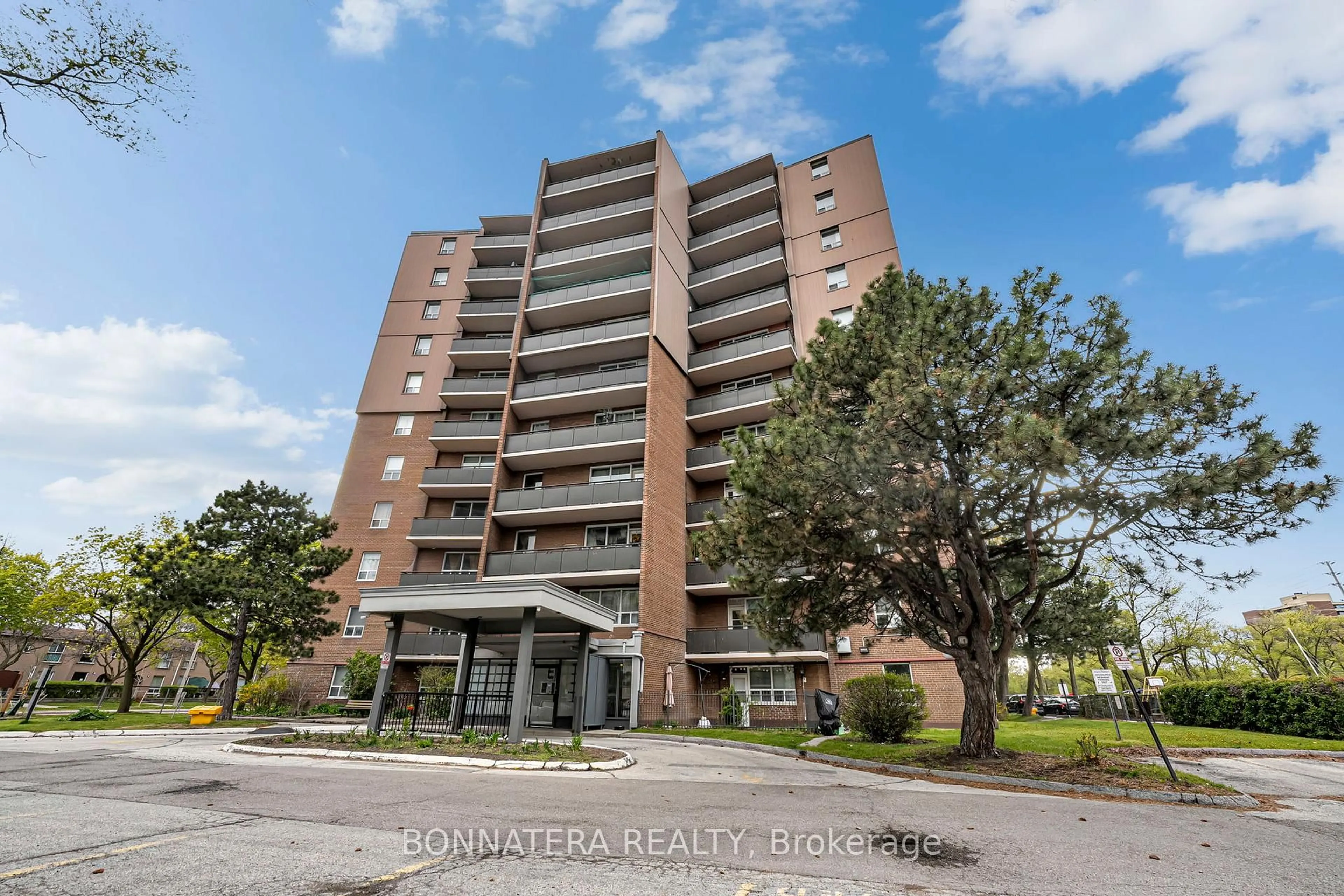 Unknown for 3065 Queen Frederica Dr #905, Mississauga Ontario L4Y 3A3