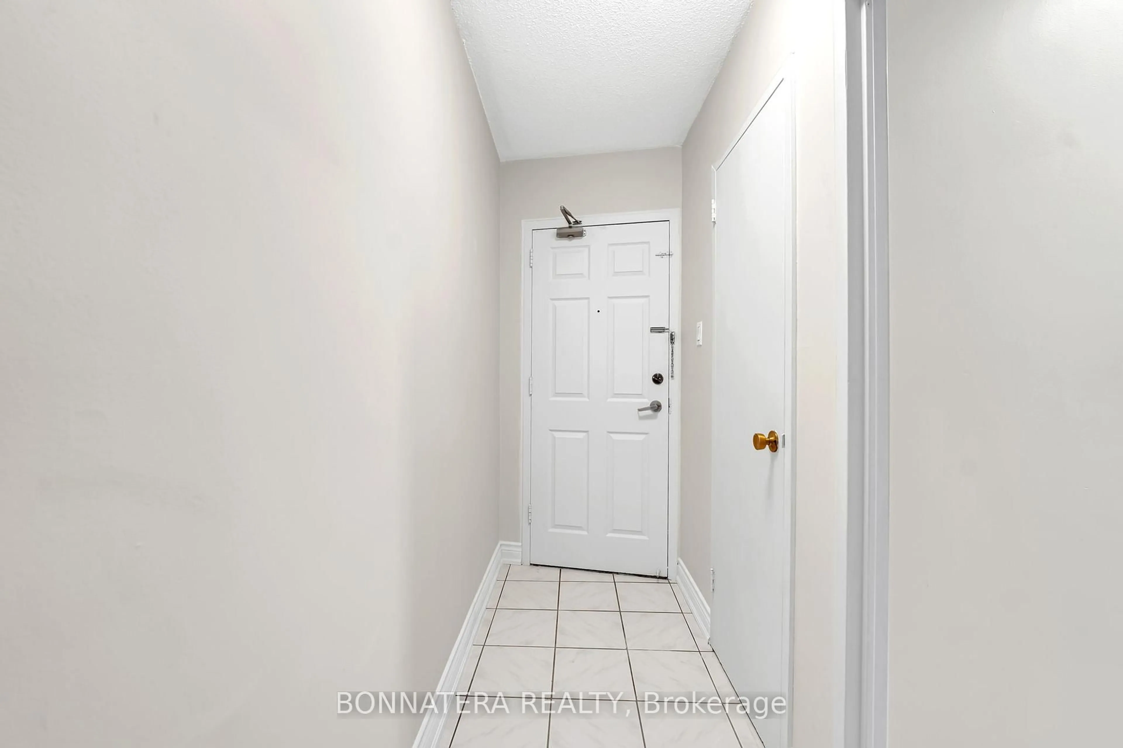 Indoor entryway for 3065 Queen Frederica Dr #905, Mississauga Ontario L4Y 3A3