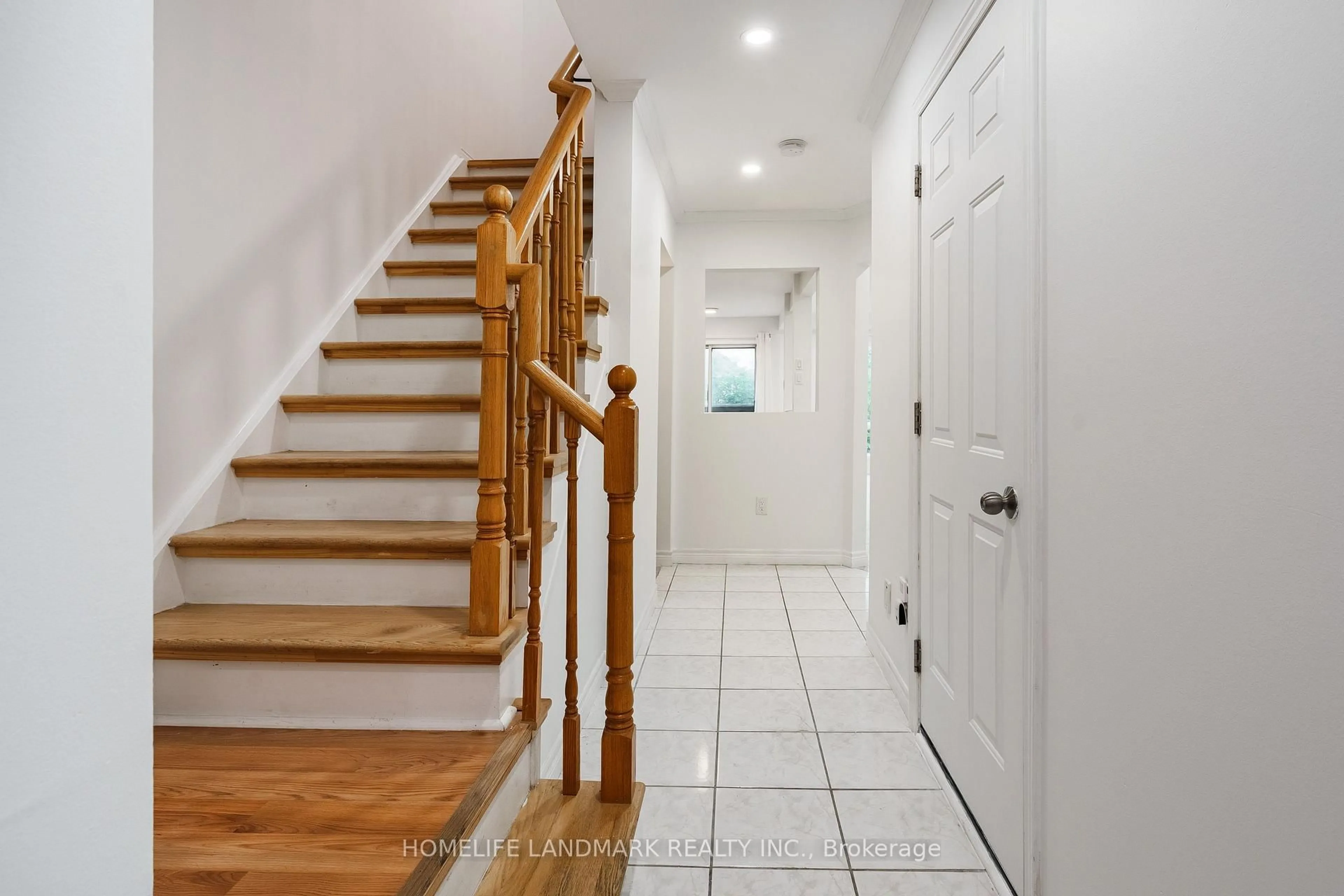 Indoor entryway for 2945 Thomas St #103, Mississauga Ontario L5M 6C1