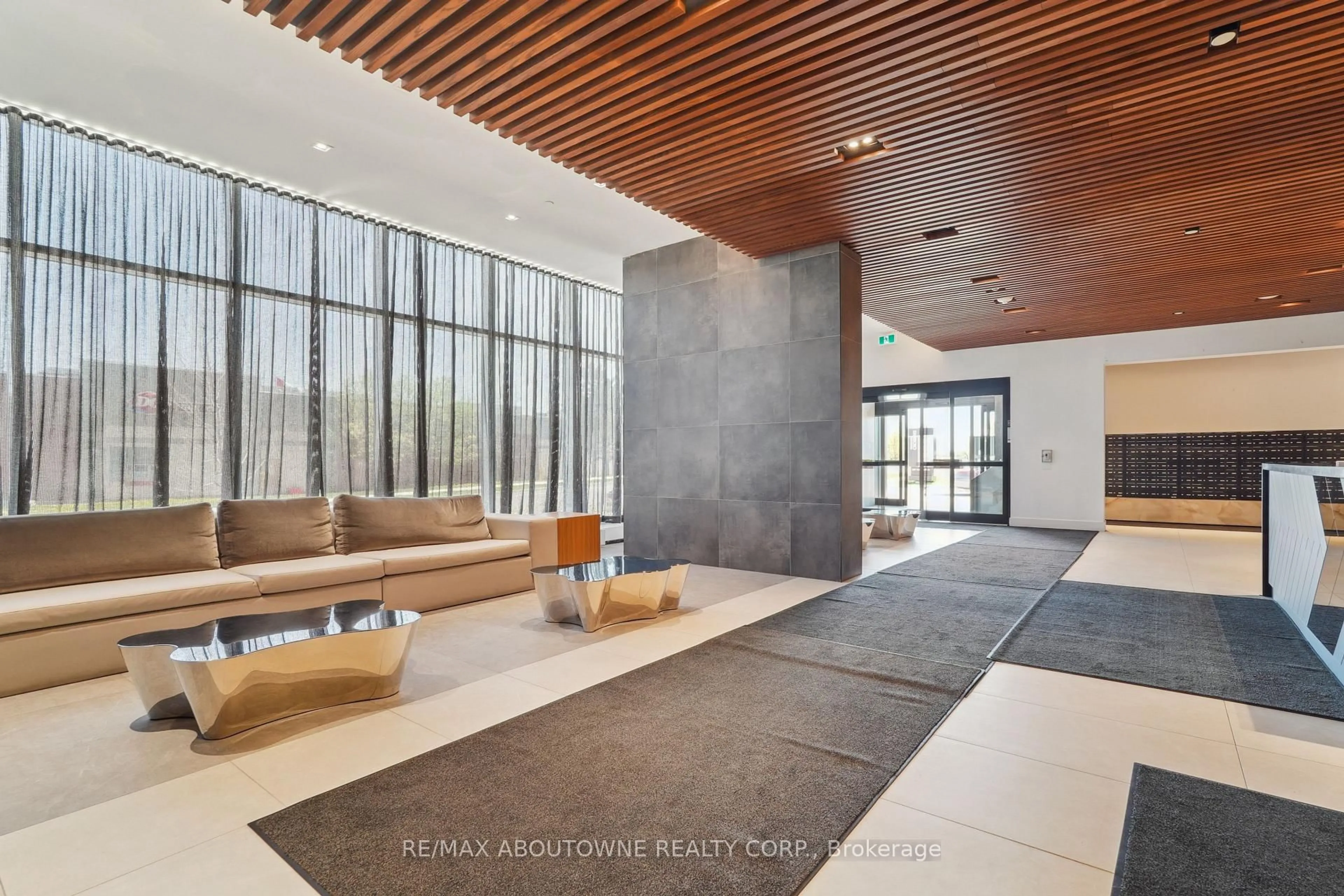 Indoor foyer for 297 Oak Walk Dr #1605, Oakville Ontario L6H 3R6
