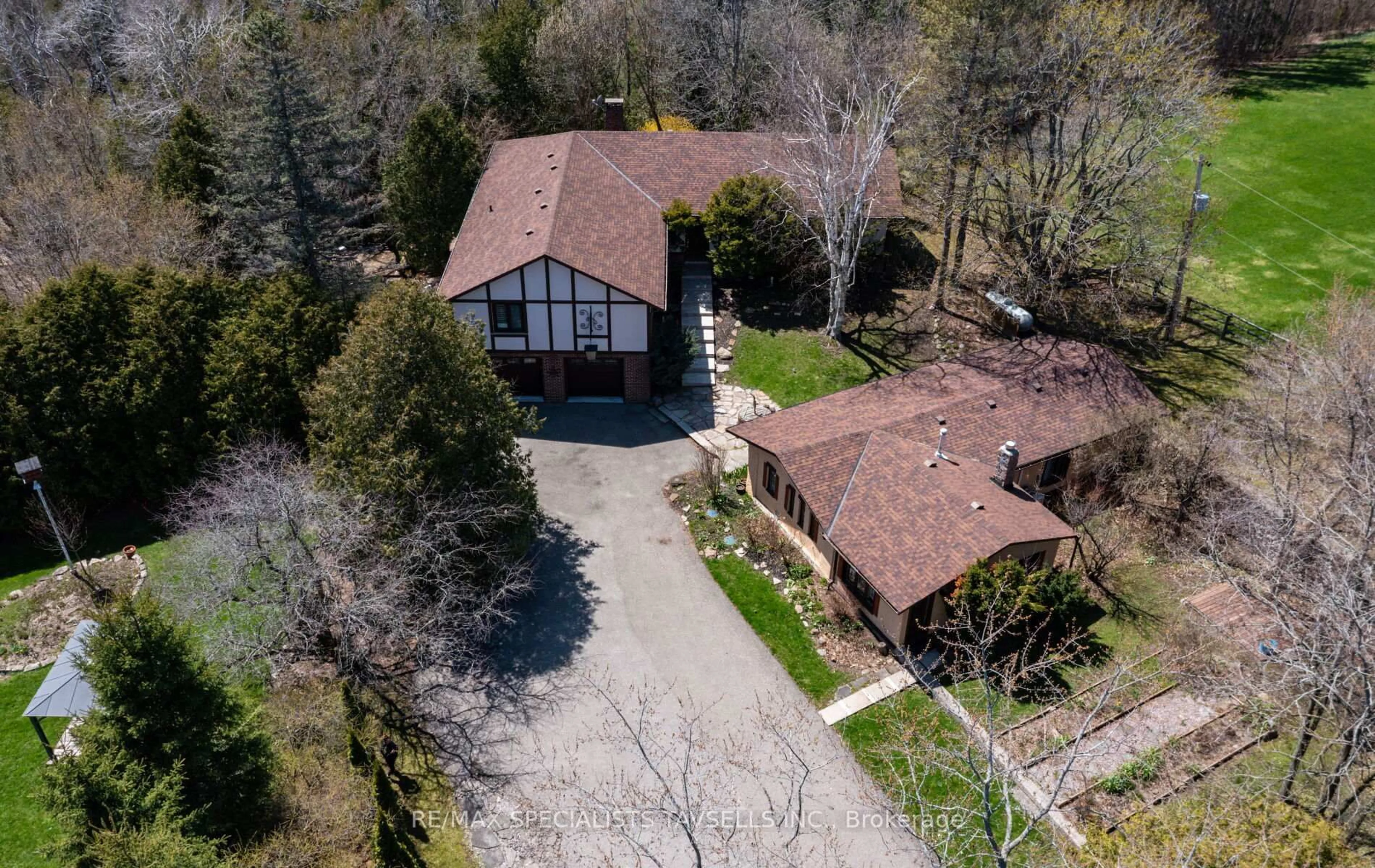 A pic from outside/outdoor area/front of a property/back of a property/a pic from drone, street for 14902 Mount Pleasant Rd, Caledon Ontario L7E 3M3