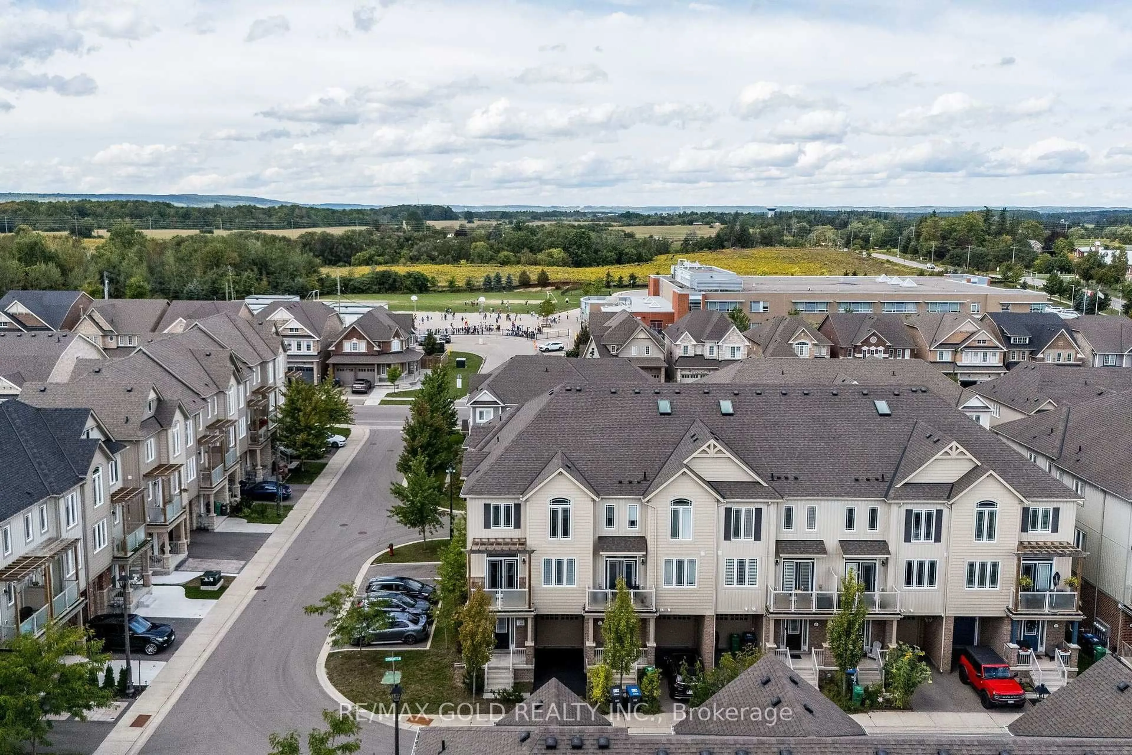 A pic from outside/outdoor area/front of a property/back of a property/a pic from drone, mountain view for 2 Cosbury Lane, Caledon Ontario L7C 4H2
