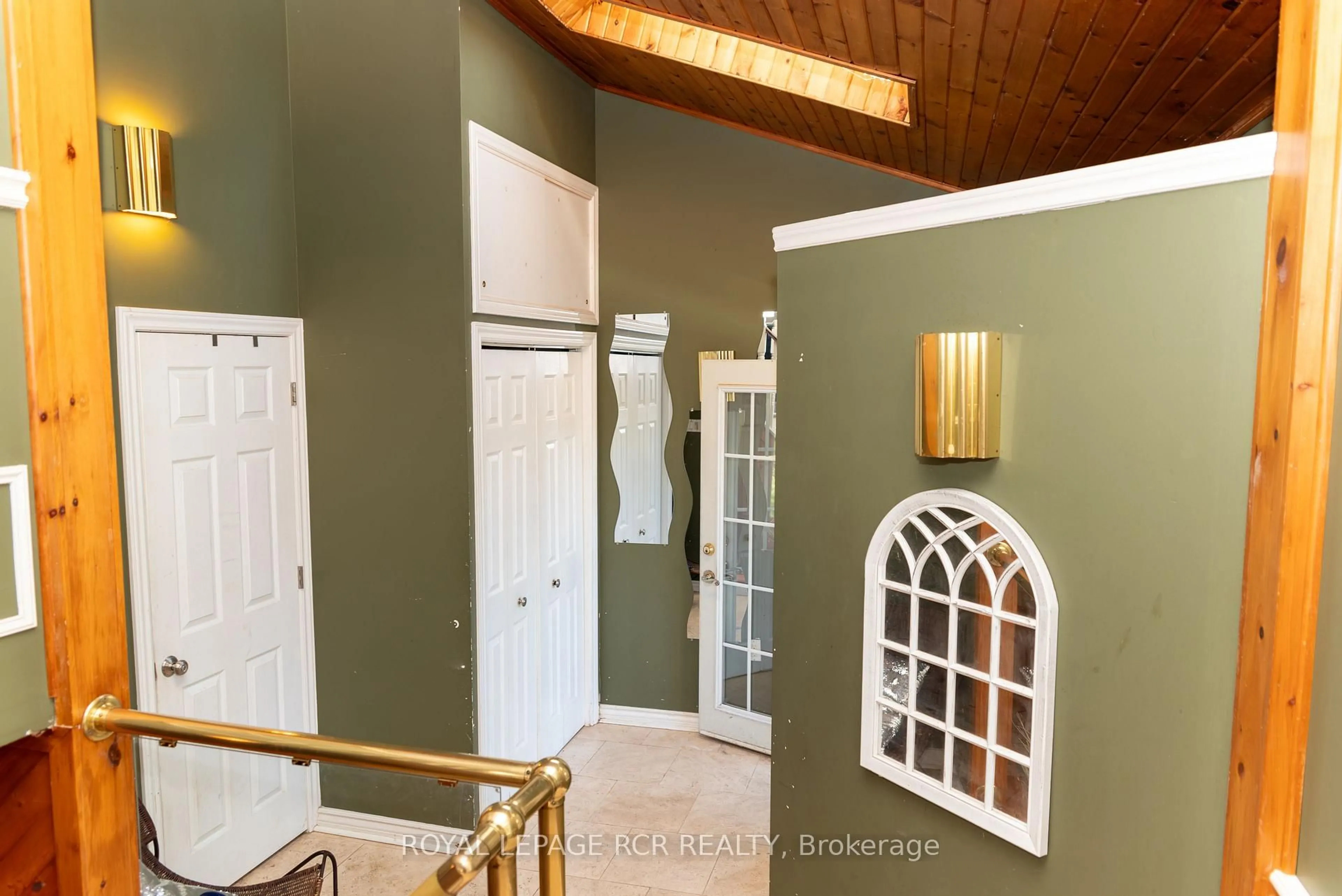 Indoor entryway for 82 Quarry Dr, Orangeville Ontario L9W 3S6