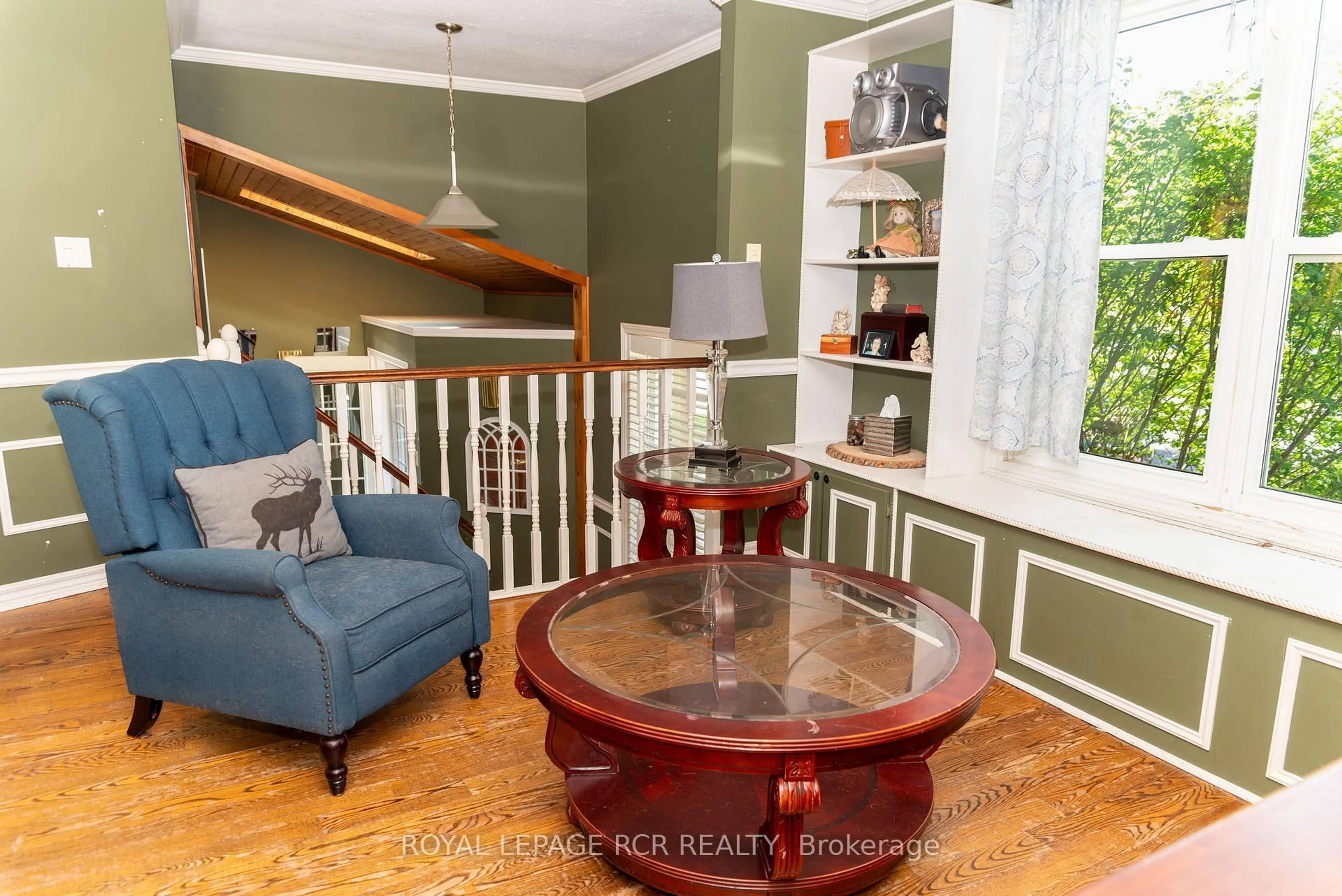 Living room with furniture, wood/laminate floor for 82 Quarry Dr, Orangeville Ontario L9W 3S6