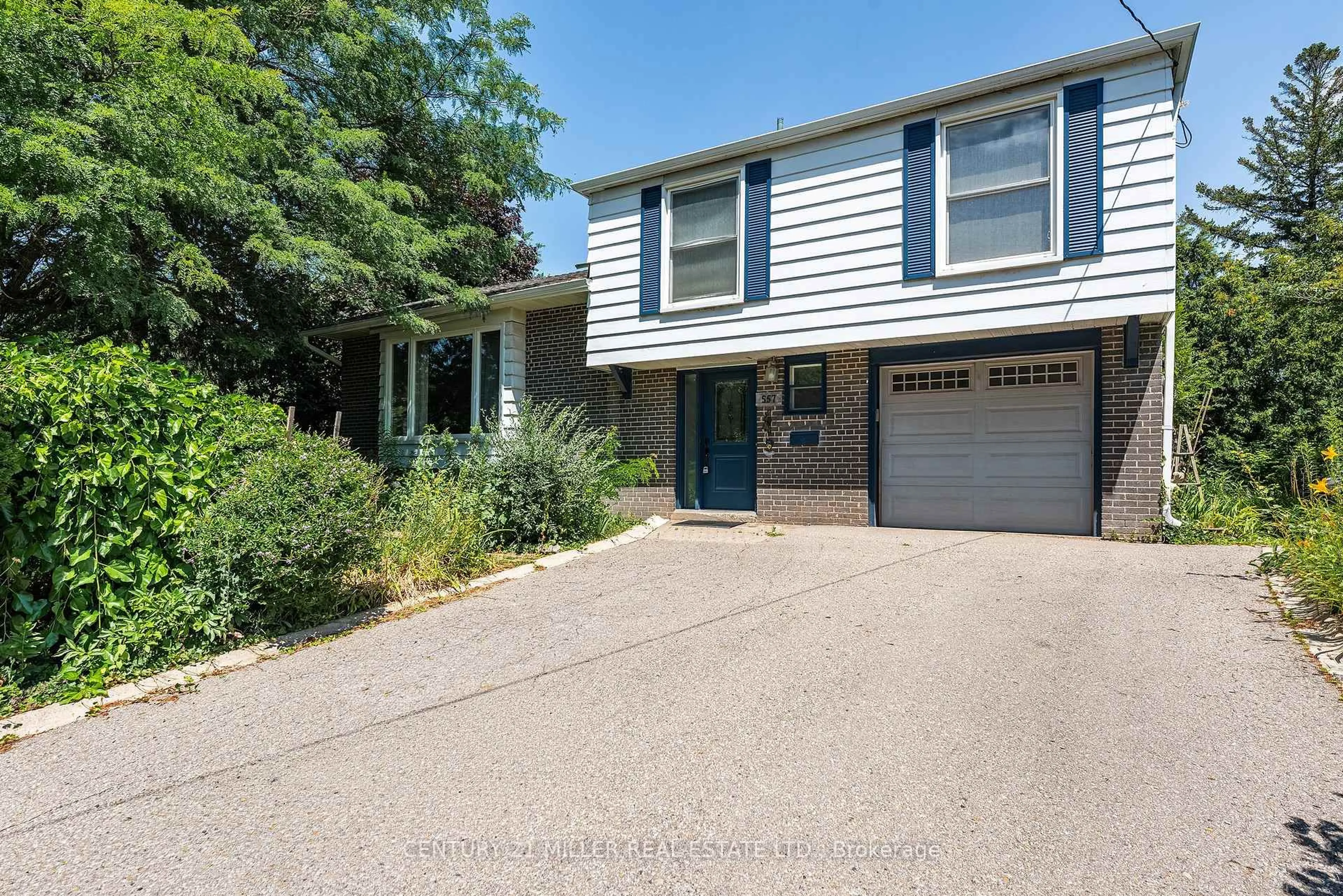 Home with vinyl exterior material, street for 557 Trafford Cres, Oakville Ontario L6L 3T4