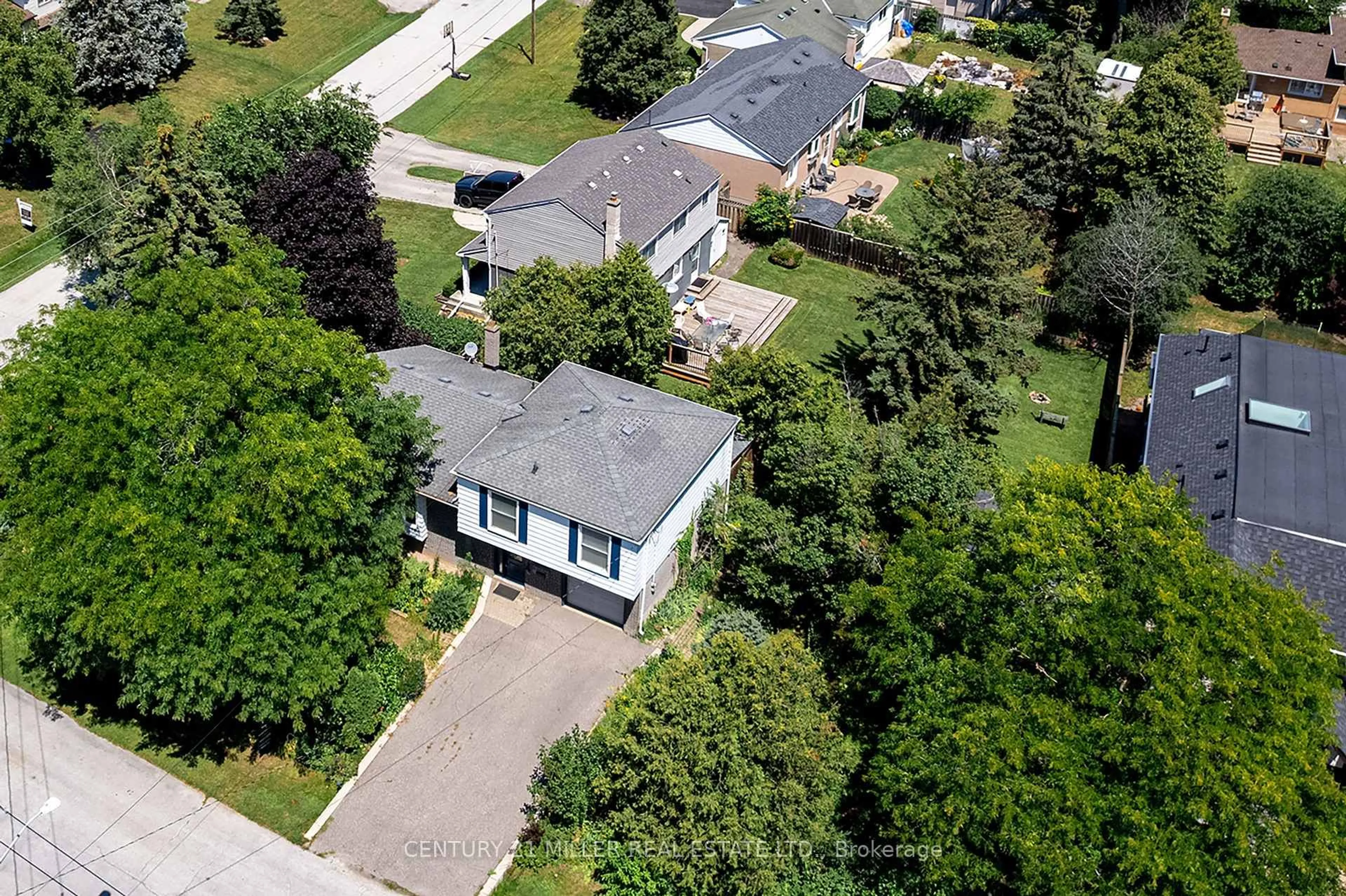 A pic from outside/outdoor area/front of a property/back of a property/a pic from drone, street for 557 Trafford Cres, Oakville Ontario L6L 3T4
