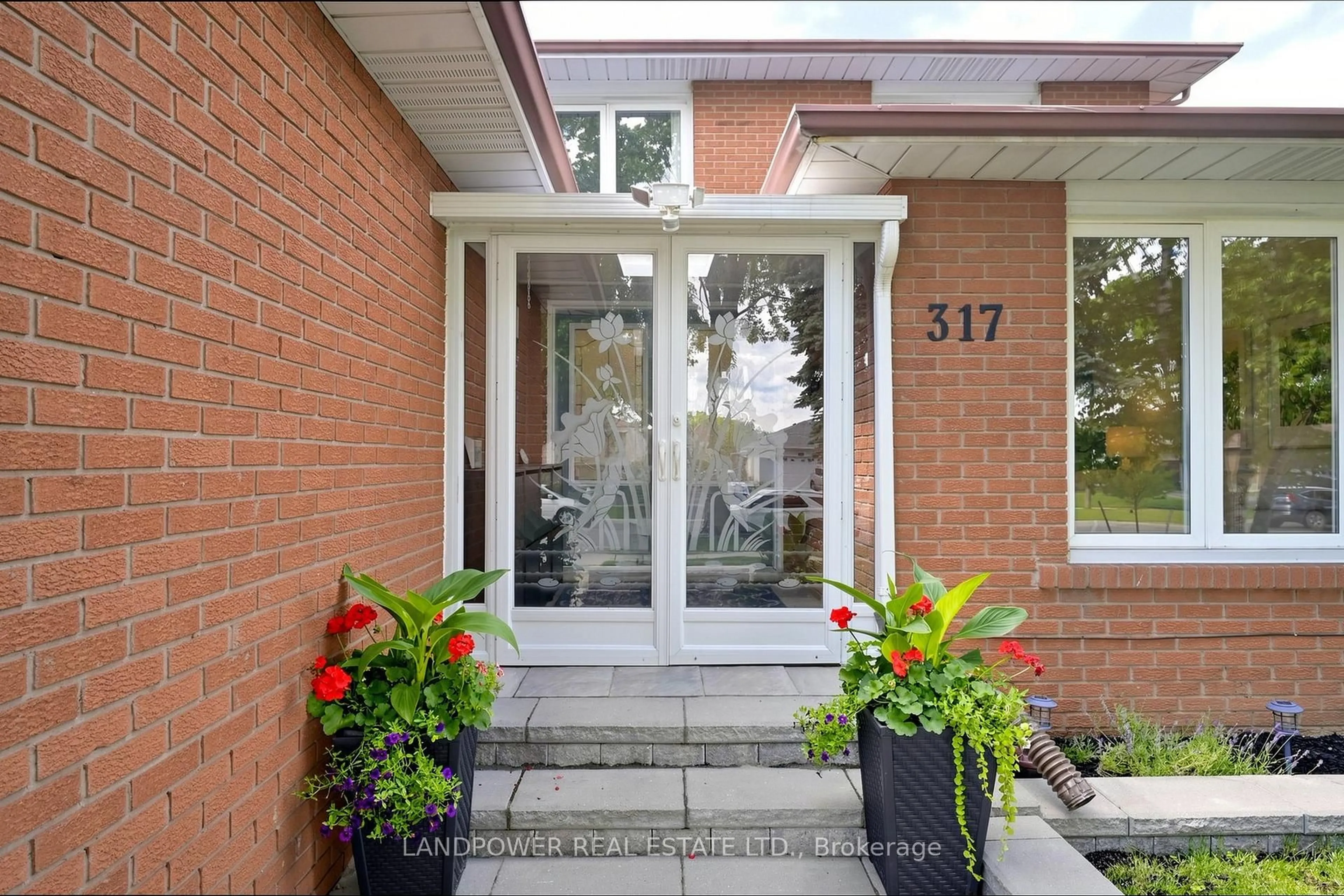 Indoor entryway for 317 Paisley Blvd, Mississauga Ontario L5B 2S7