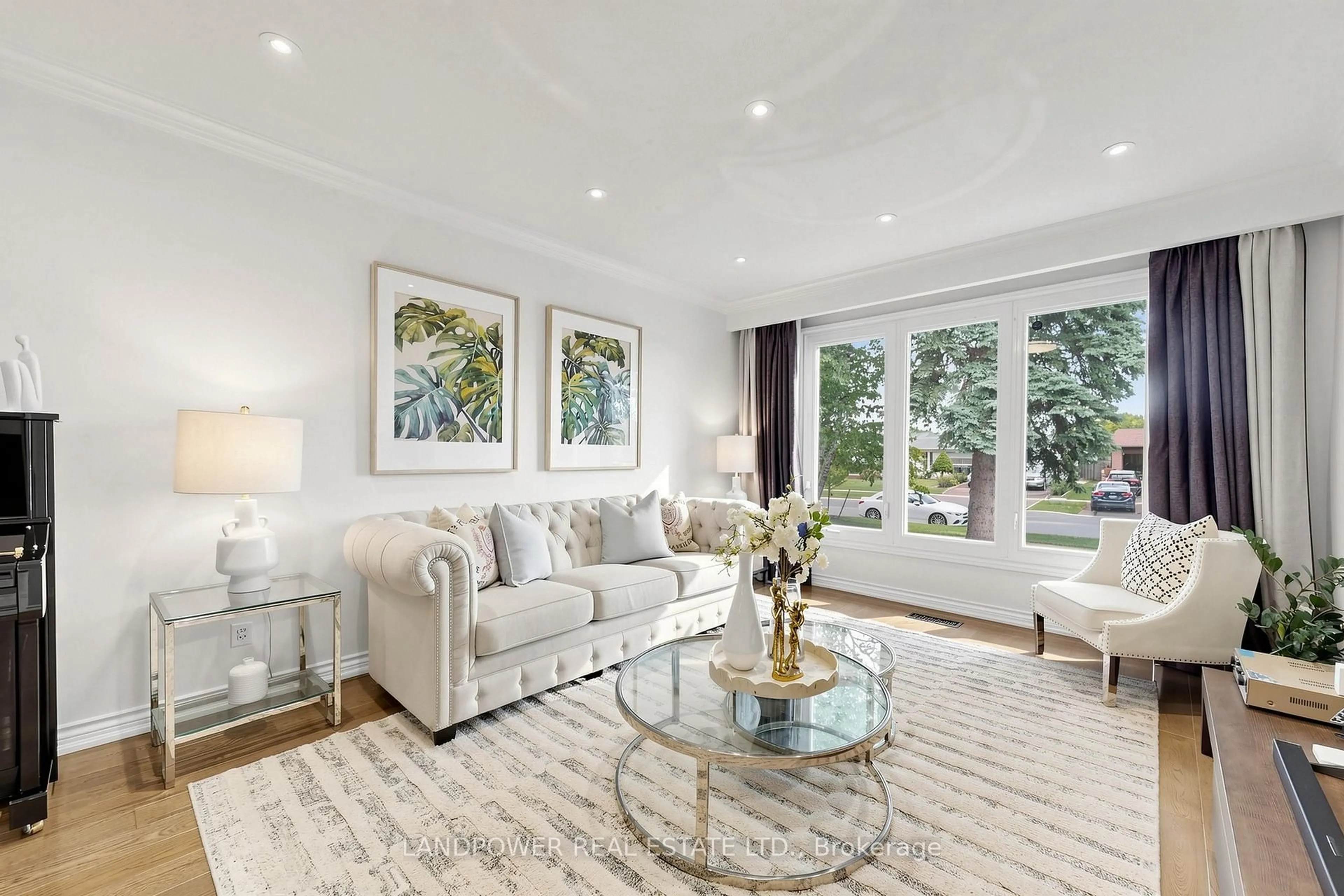 Living room with furniture, unknown for 317 Paisley Blvd, Mississauga Ontario L5B 2S7