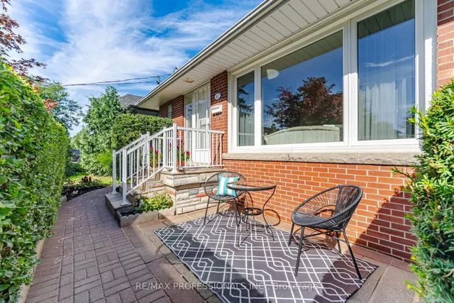 42 Cardigan Rd, Toronto 5