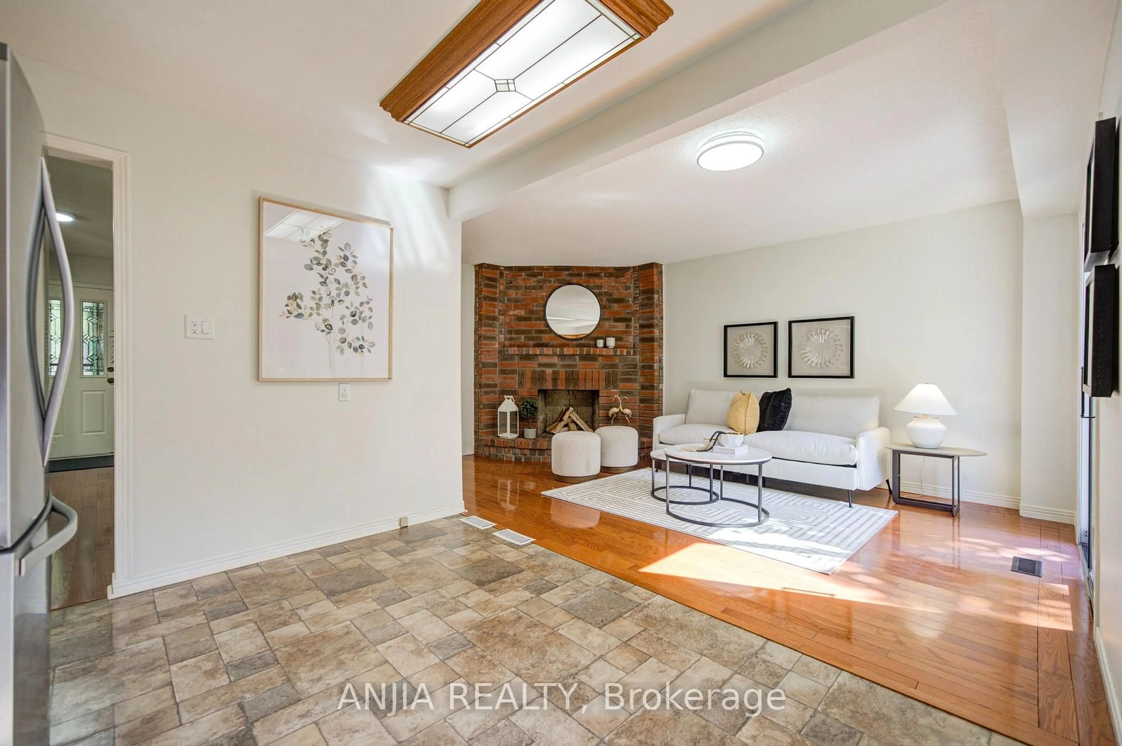 Indoor entryway for 77 Royal Palm Dr, Brampton Ontario L6Z 1P2