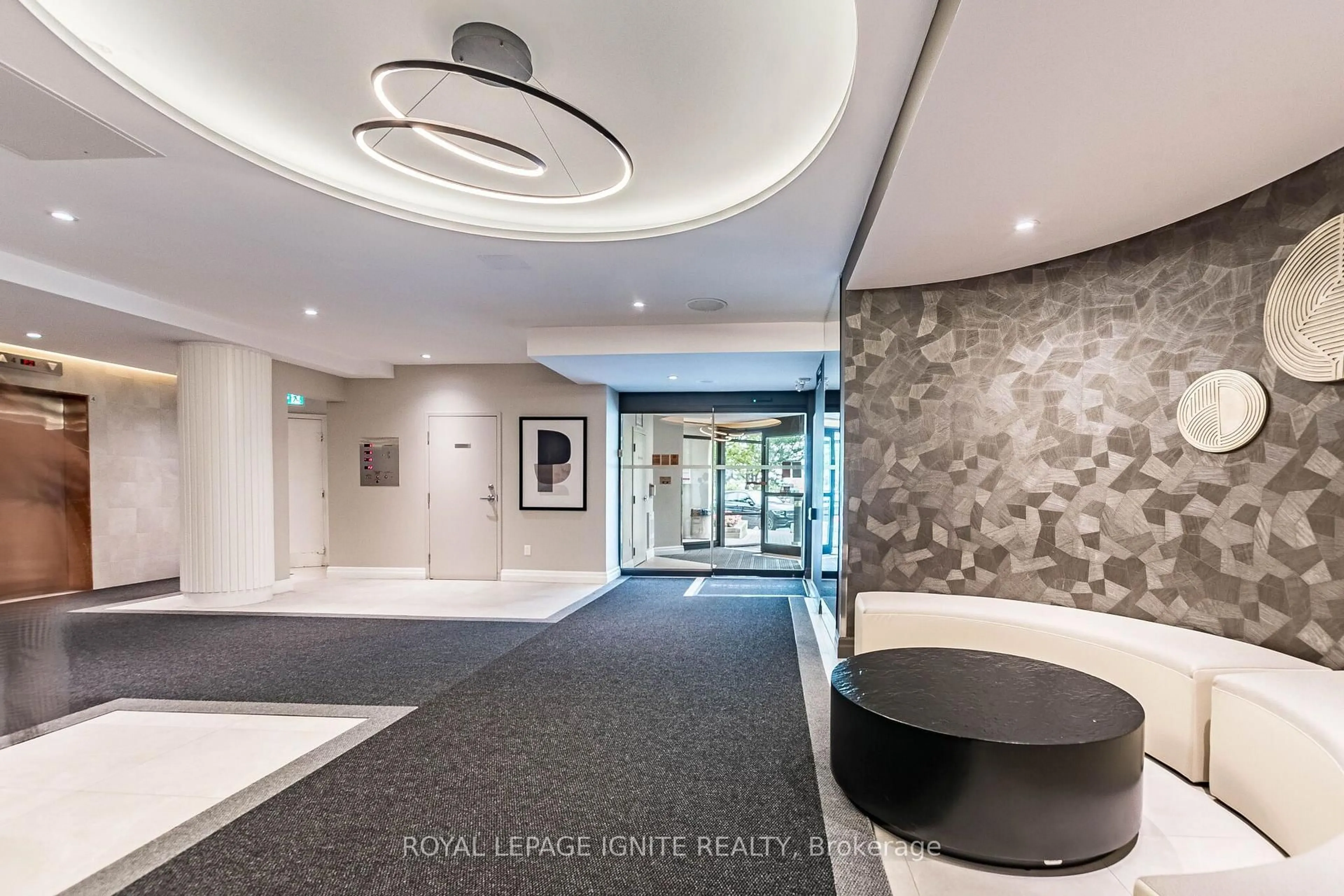 Indoor foyer for 550 Webb Dr #1409, Mississauga Ontario L5B 3Y4