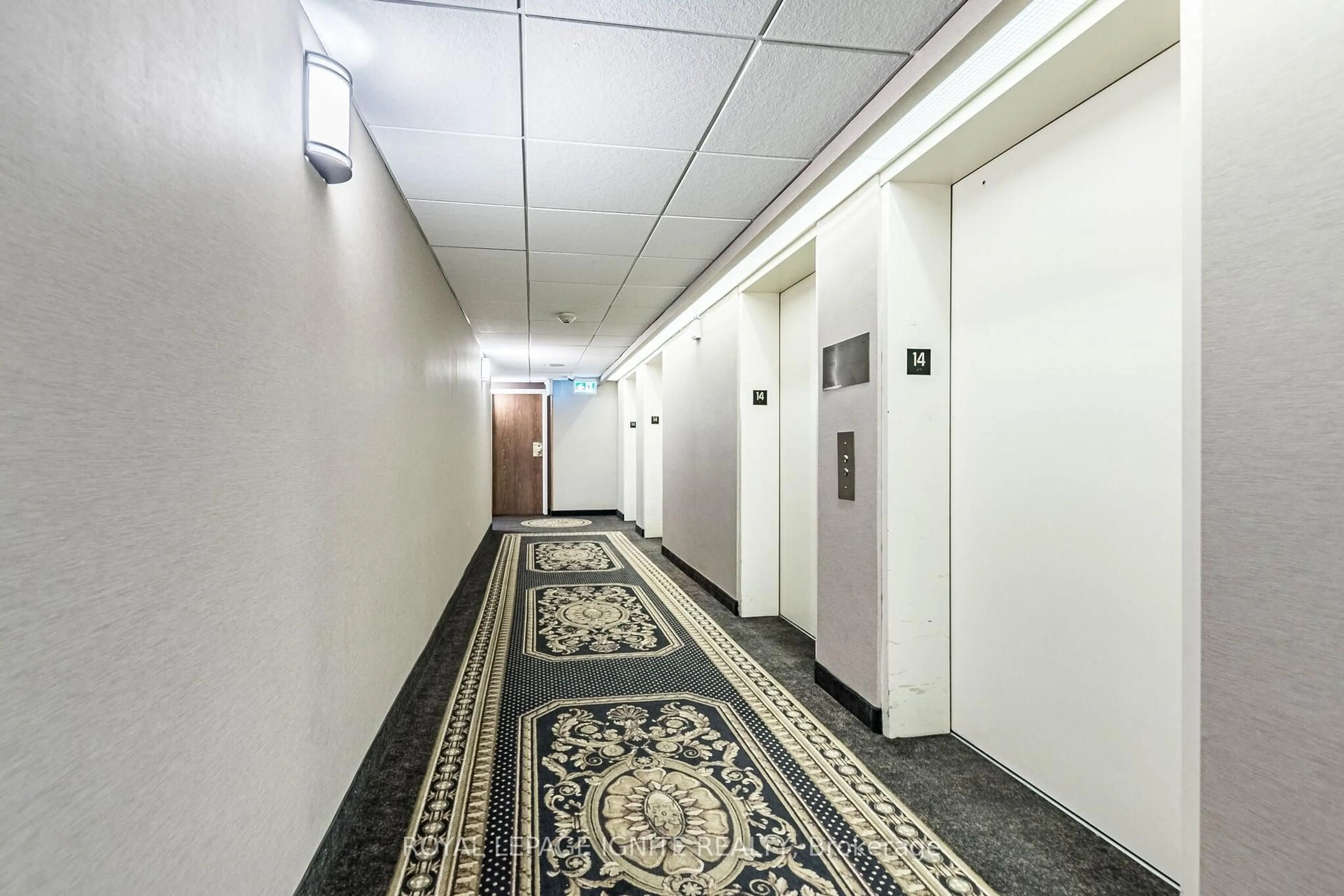 Indoor foyer for 550 Webb Dr #1409, Mississauga Ontario L5B 3Y4