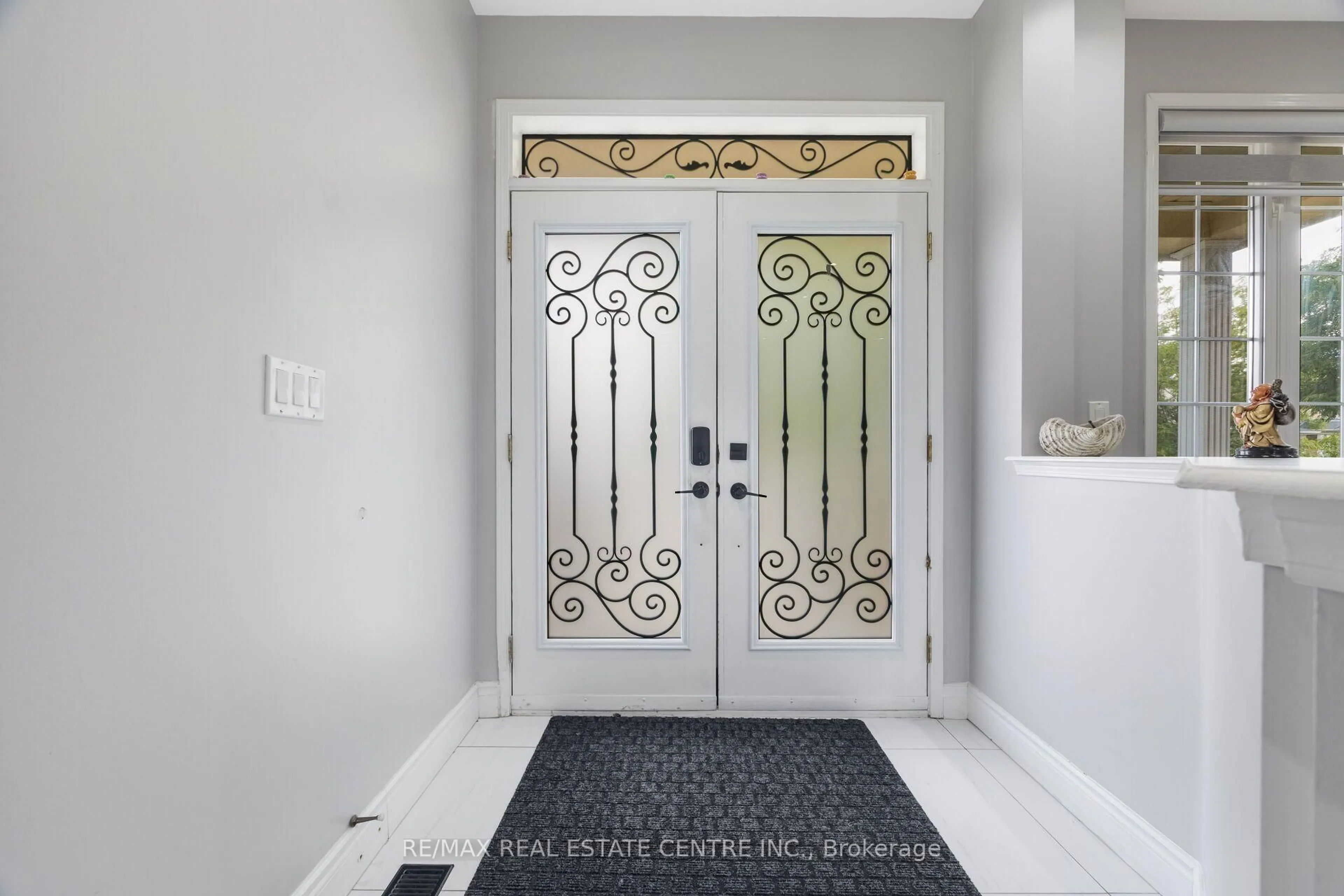Indoor entryway for 54 Lockburn Cres, Brampton Ontario L7A 3W8
