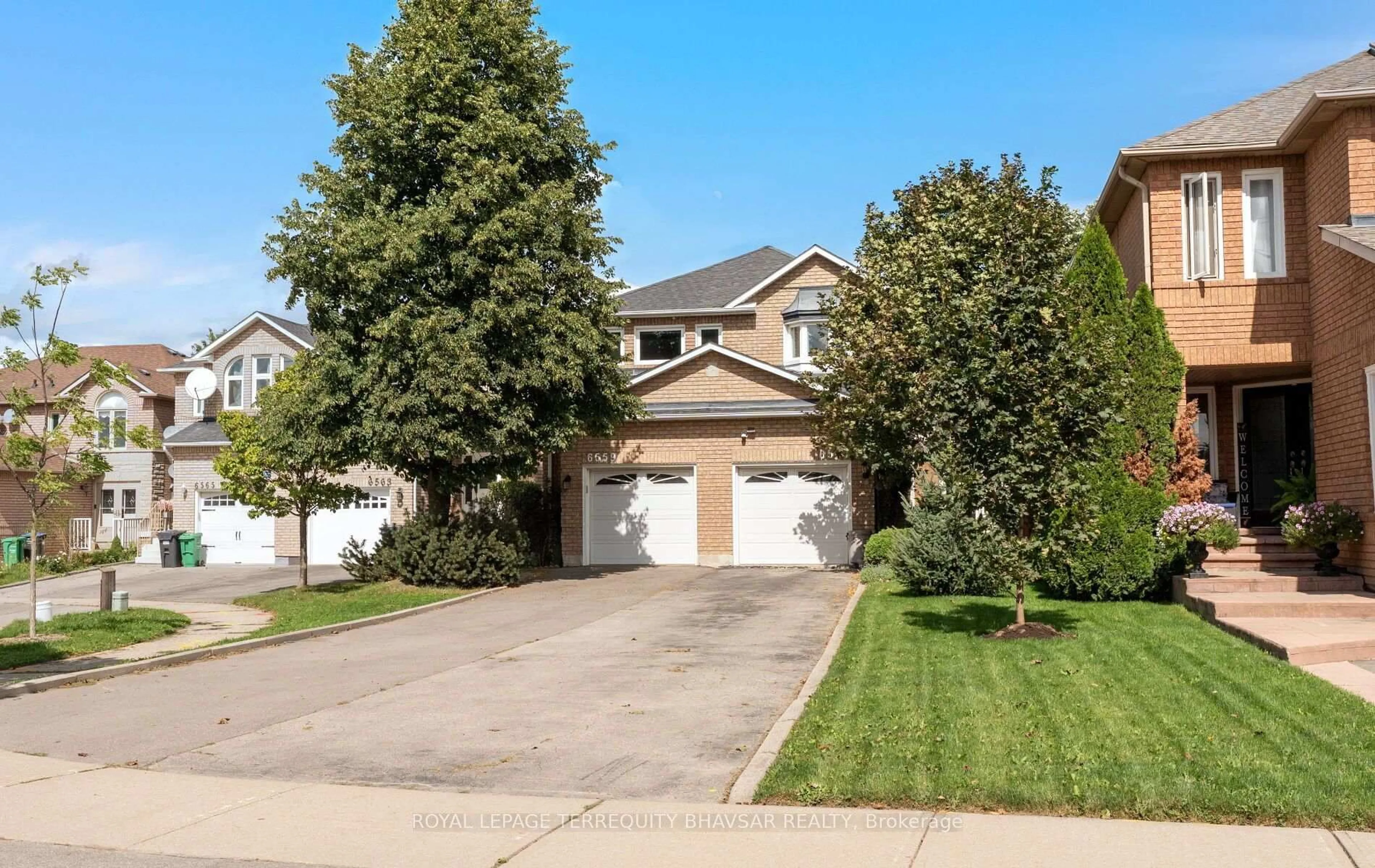 Home with vinyl exterior material, street for 6559 Sapling Tr, Mississauga Ontario L5N 7J3