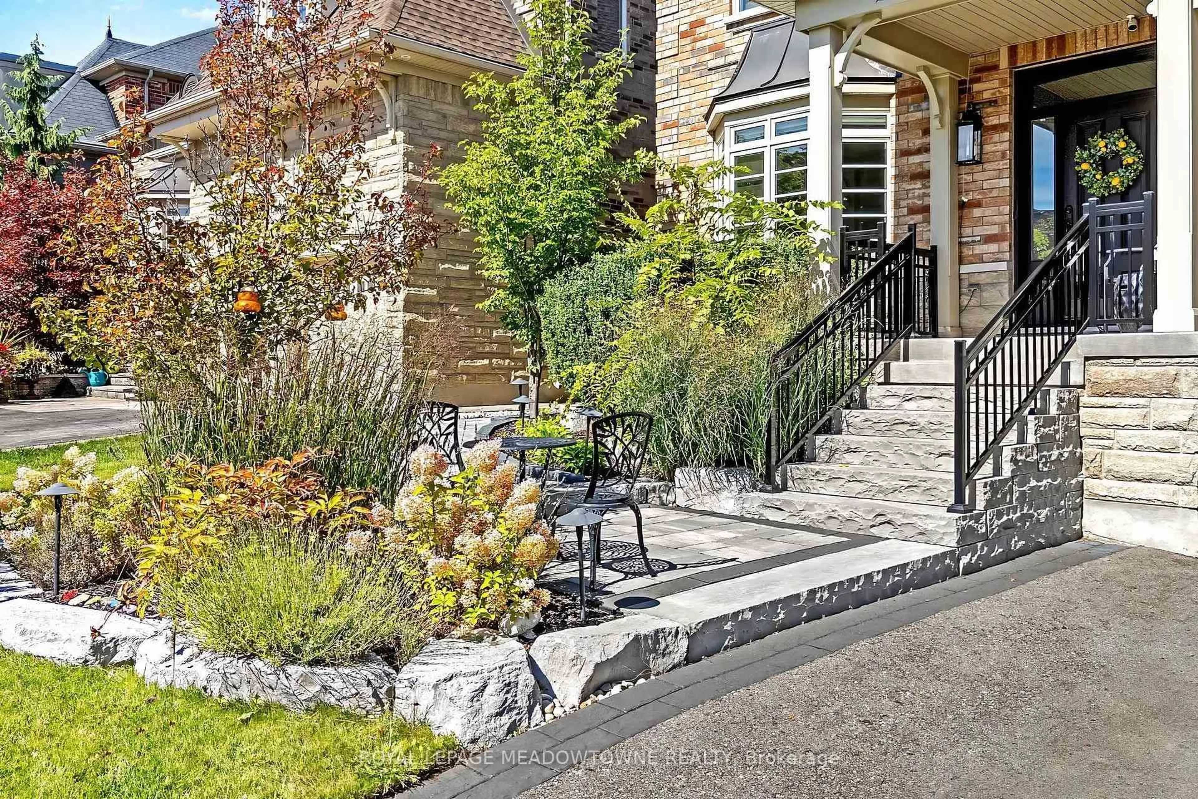 Patio, street for 288 Eaton St, Halton Hills Ontario L7G 6N8